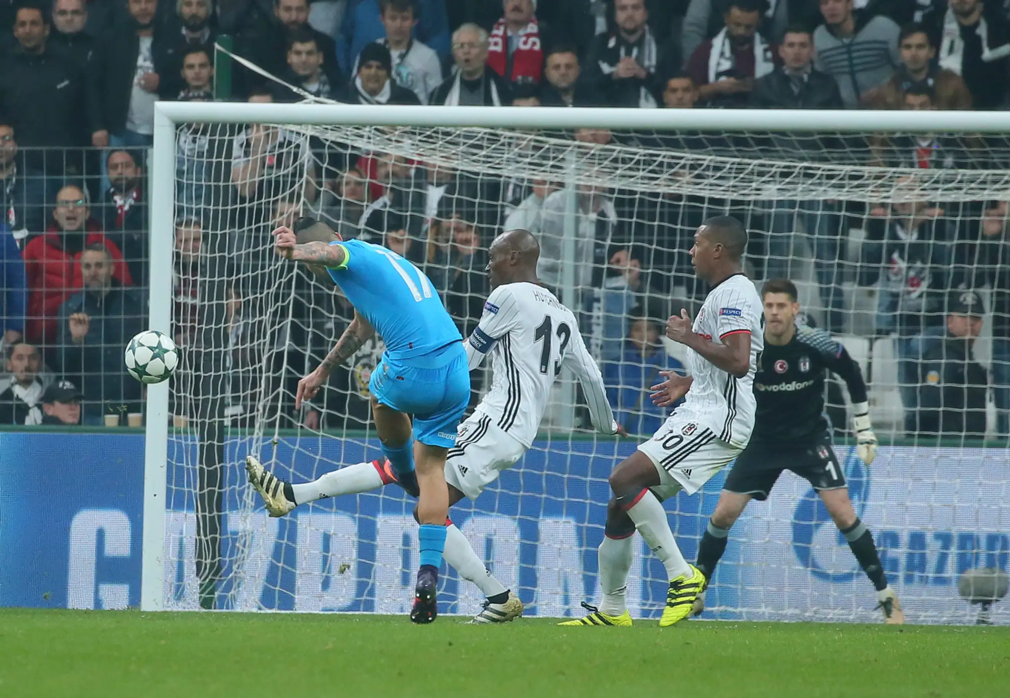 Marek Hamšík strieľa vyrovnávajúci gól Neapola v zápase proti Besikatsu Istanbul.jpg