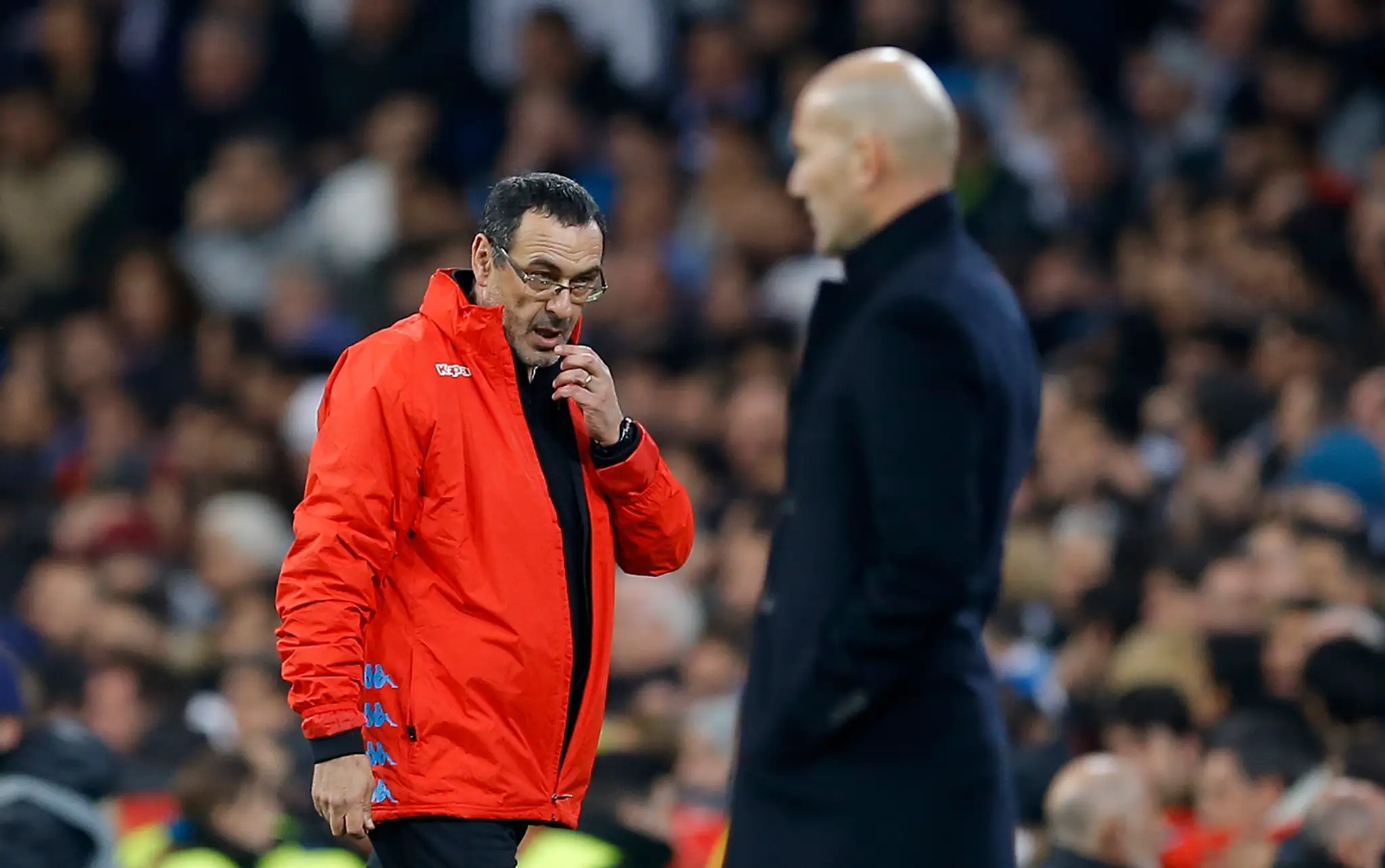 Zahľadený kouč Neapola Maurizio Sarri počas osemfinále LM proti Realu.