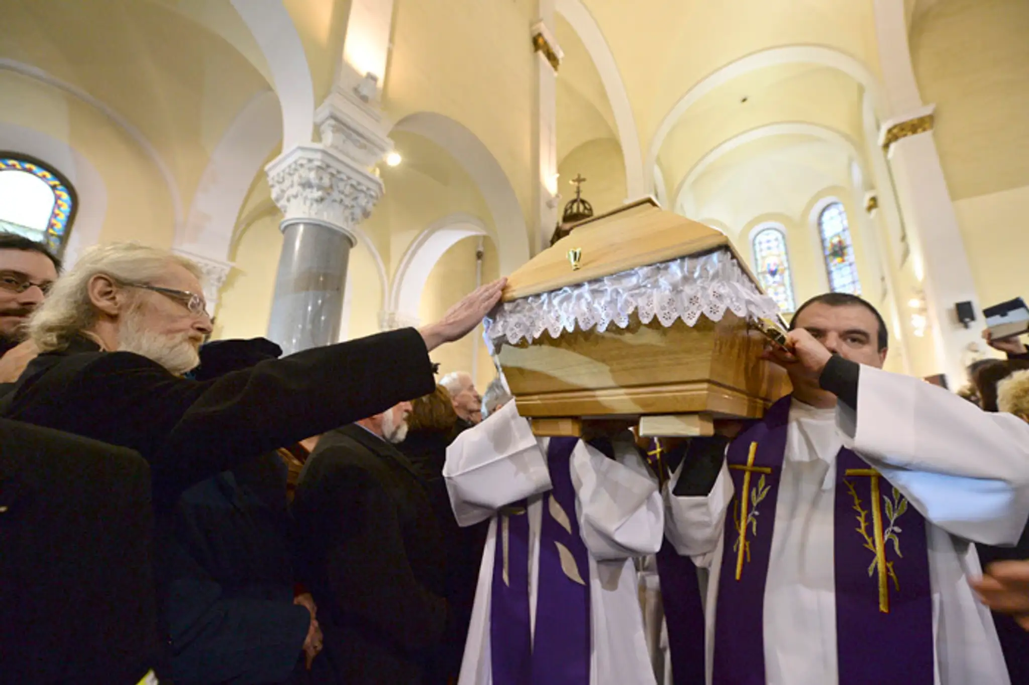 Telesné pozostatky zosnulého kňaza Antona Srholca vynášajú po zádušnej omši z Blumentálskeho kostola v Bratislave.