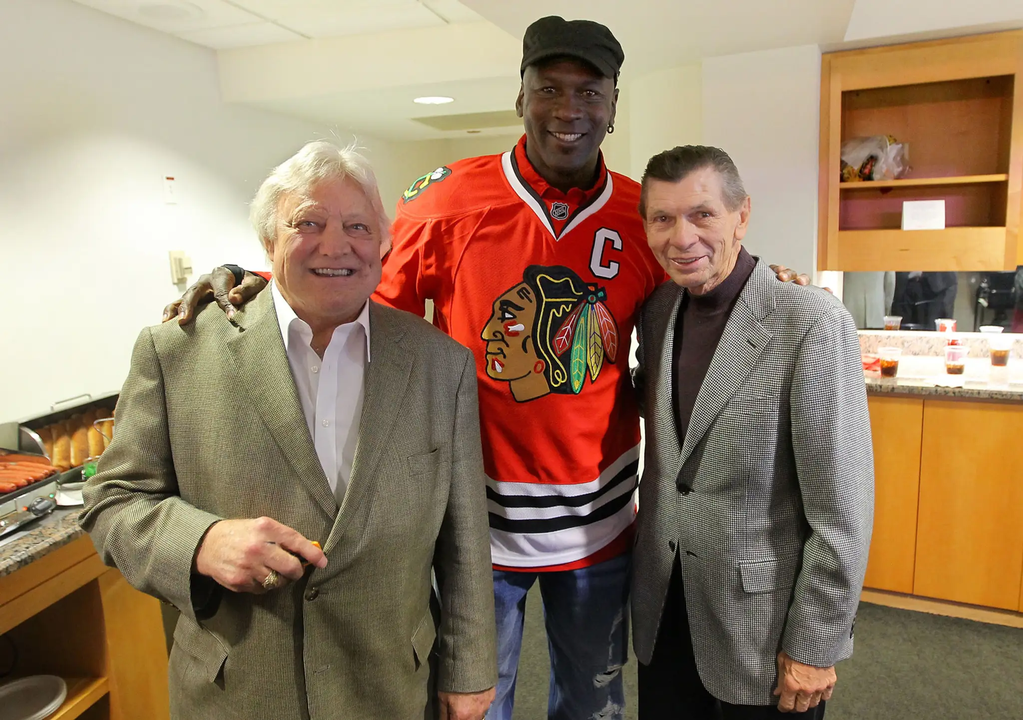 Bobby Hull, Michael Jordan a Stan Mikita na archívnej snímke z roku 2012.