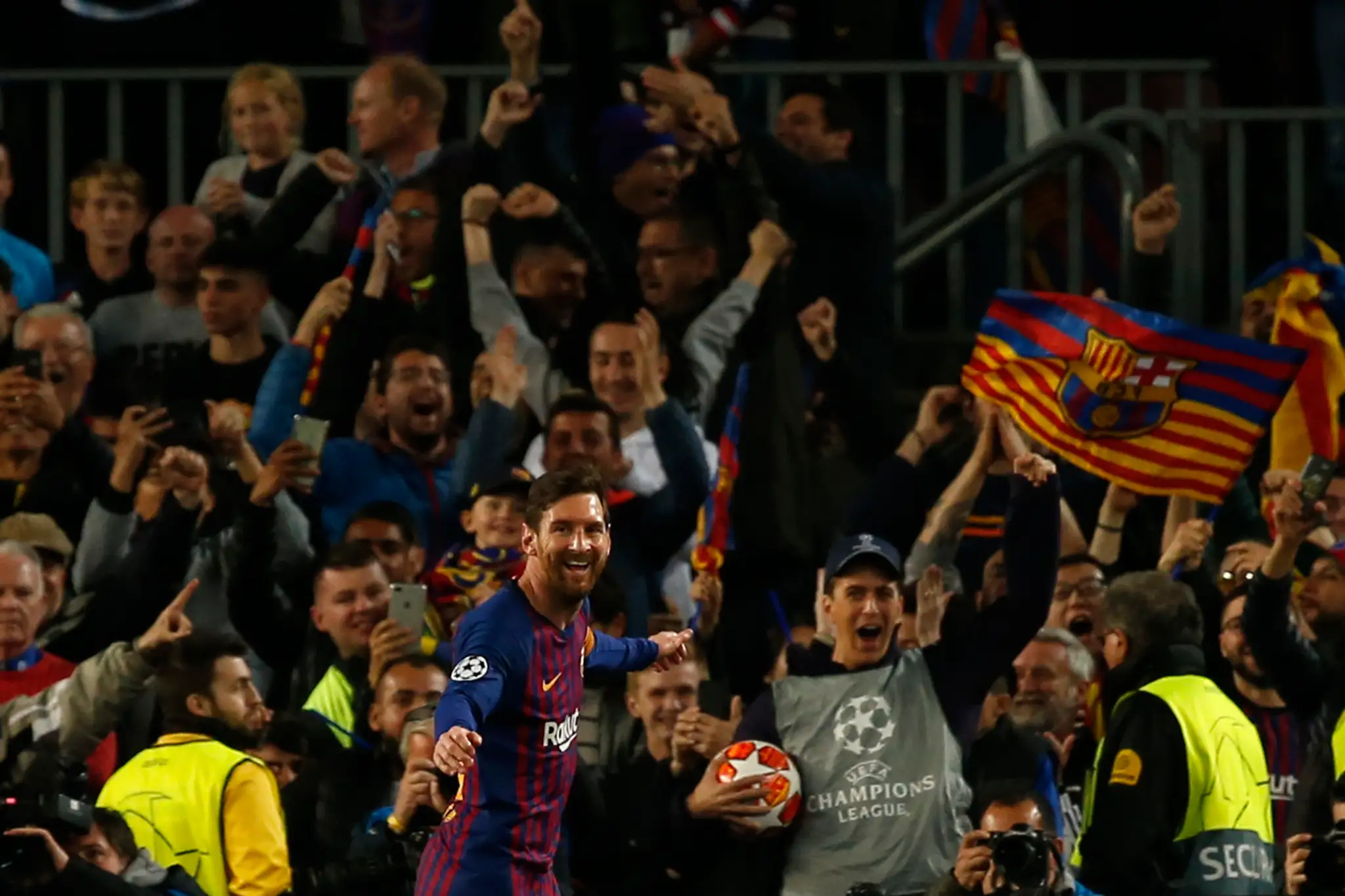 Philippe Coutinho z Barcelony oslavuje gól v odvete štvrťfinále LM proti Manchesteru United.