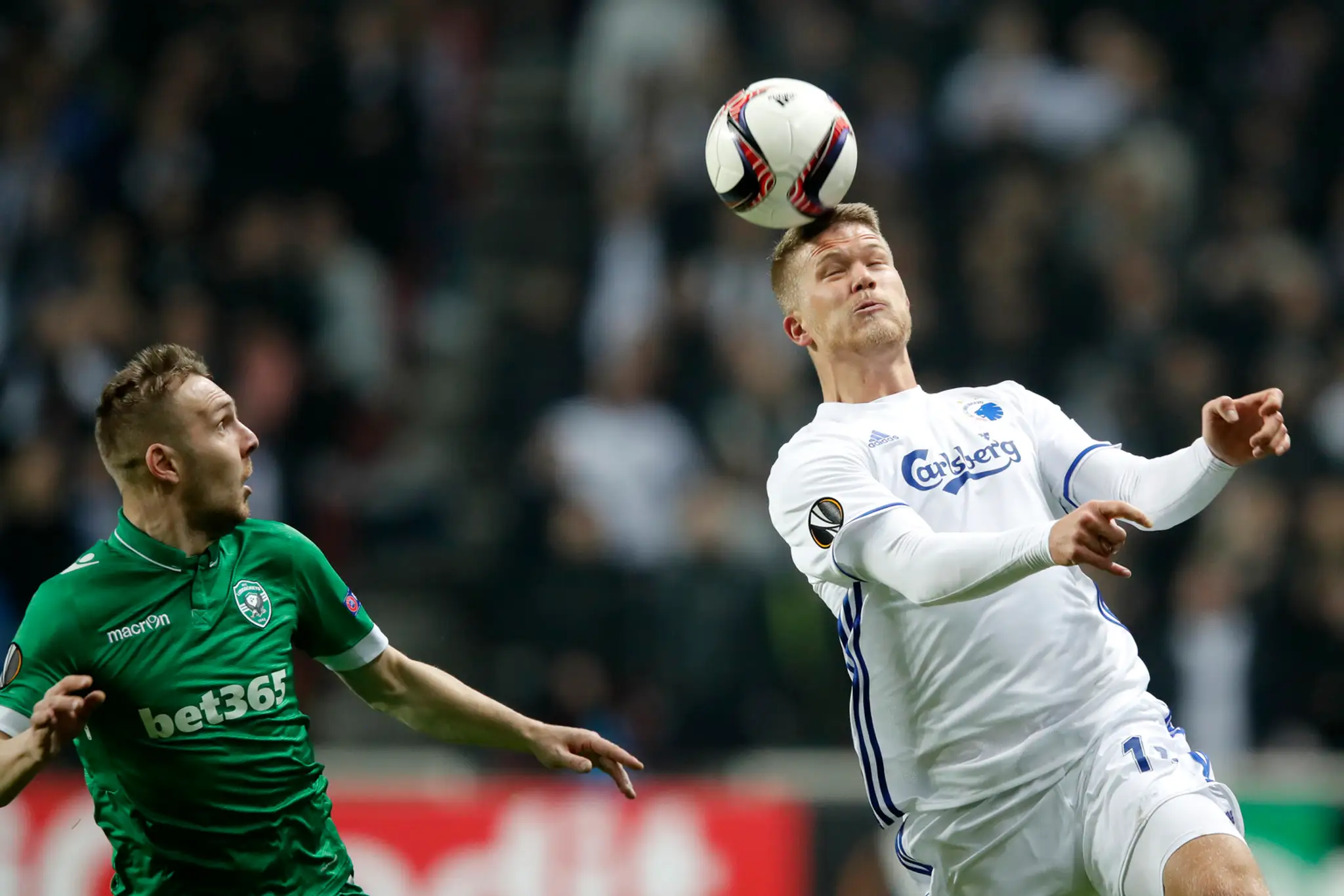 Cosmin Moti (vľavo) z Ludogorcu Razgrad sleduje Andresa Corneliusa z Kodane v šestnásťfinále EL.