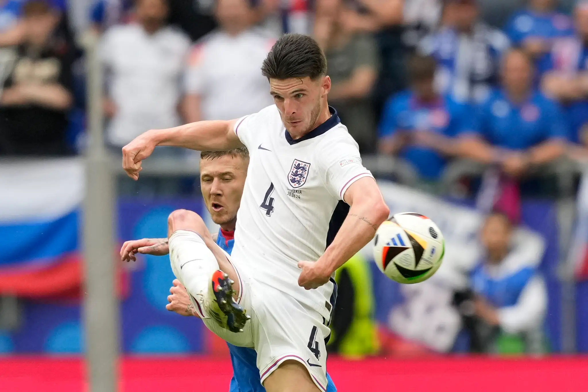 Angličan Declan Rice (v popredí) a Juraj Kucka v osemfinále ME 2024.