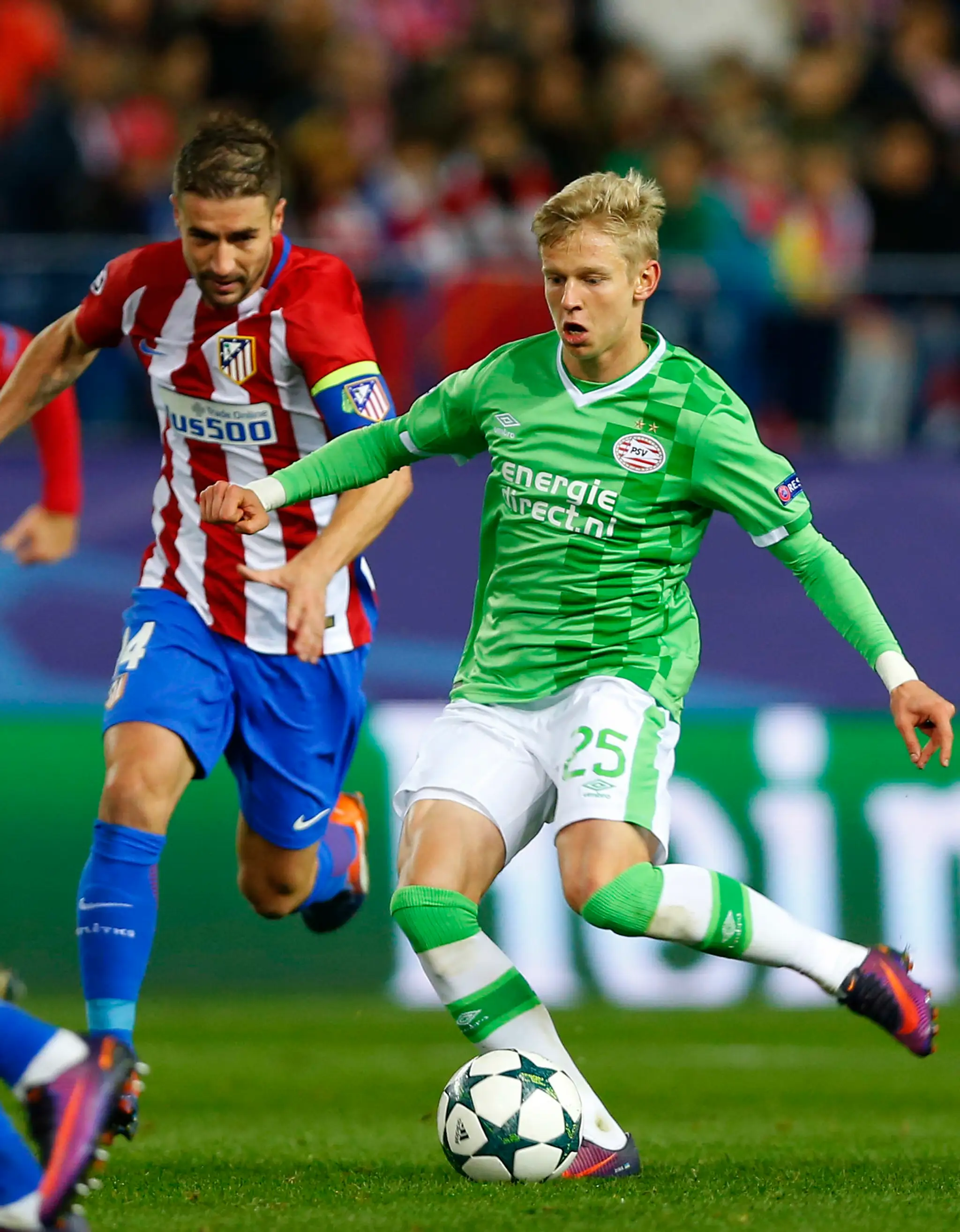 Tínedžer Eindhovenu Oleksand Zinčenko v zovretí kapitána Atlética Madrid Gabiho v zápase LM.