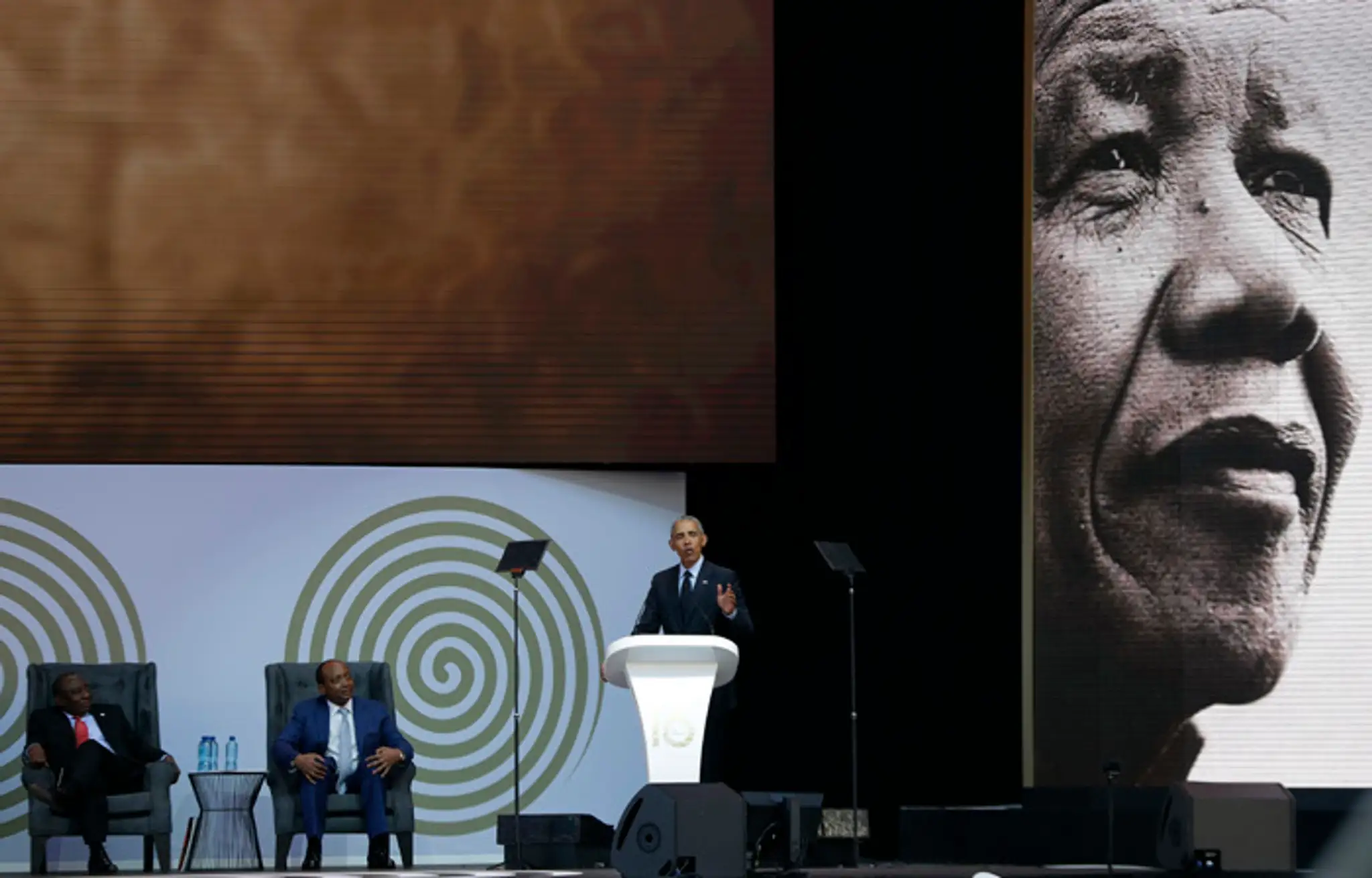 Barack Obama na spomienke na Nelsona Mandelu vo Wanderers Stadium v Johannesburgu.