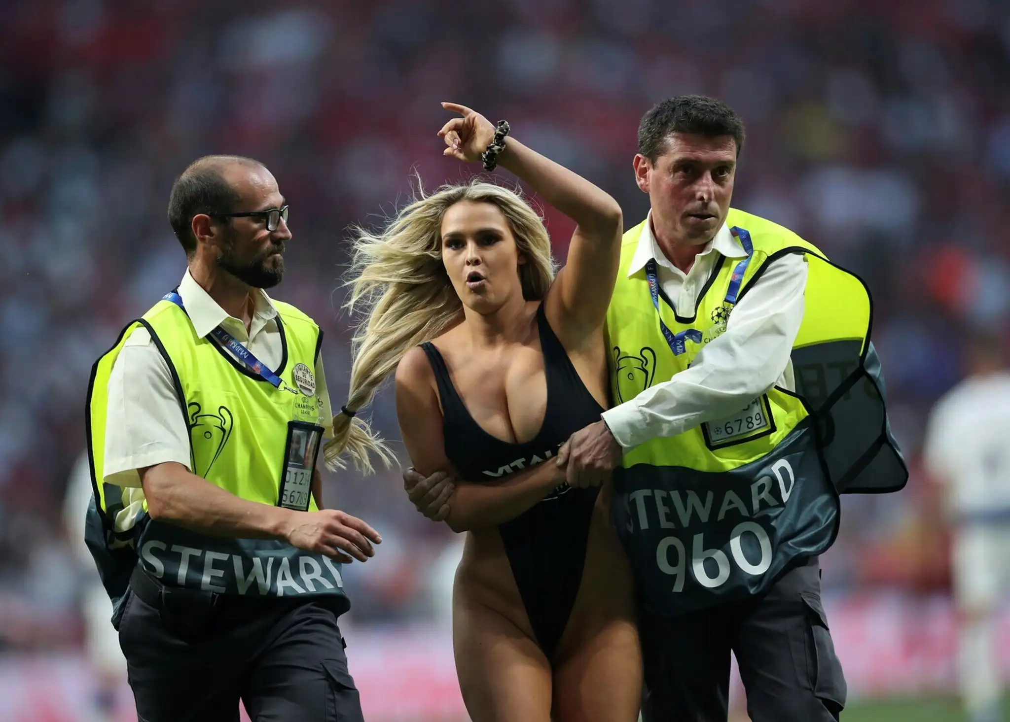 Fanúšička, ktorá vtrhla na trávnik počas finále LM medzi Tottenhamom a Liverpoolom.