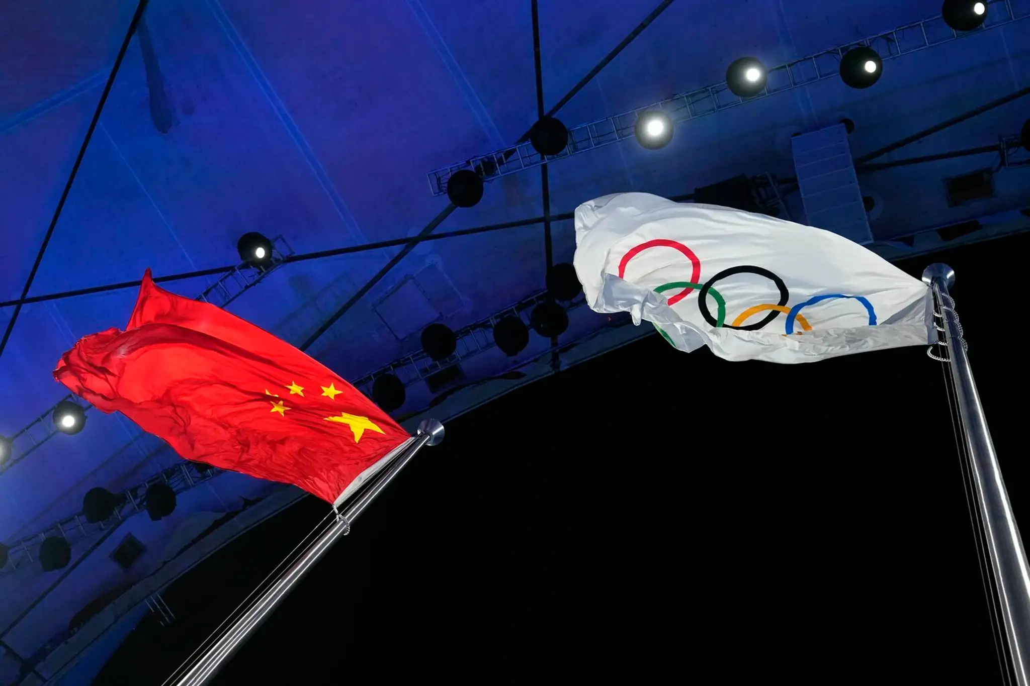 Čínska a olympijská vlajka počas otváracieho ceremoniálu ZOH 2022.