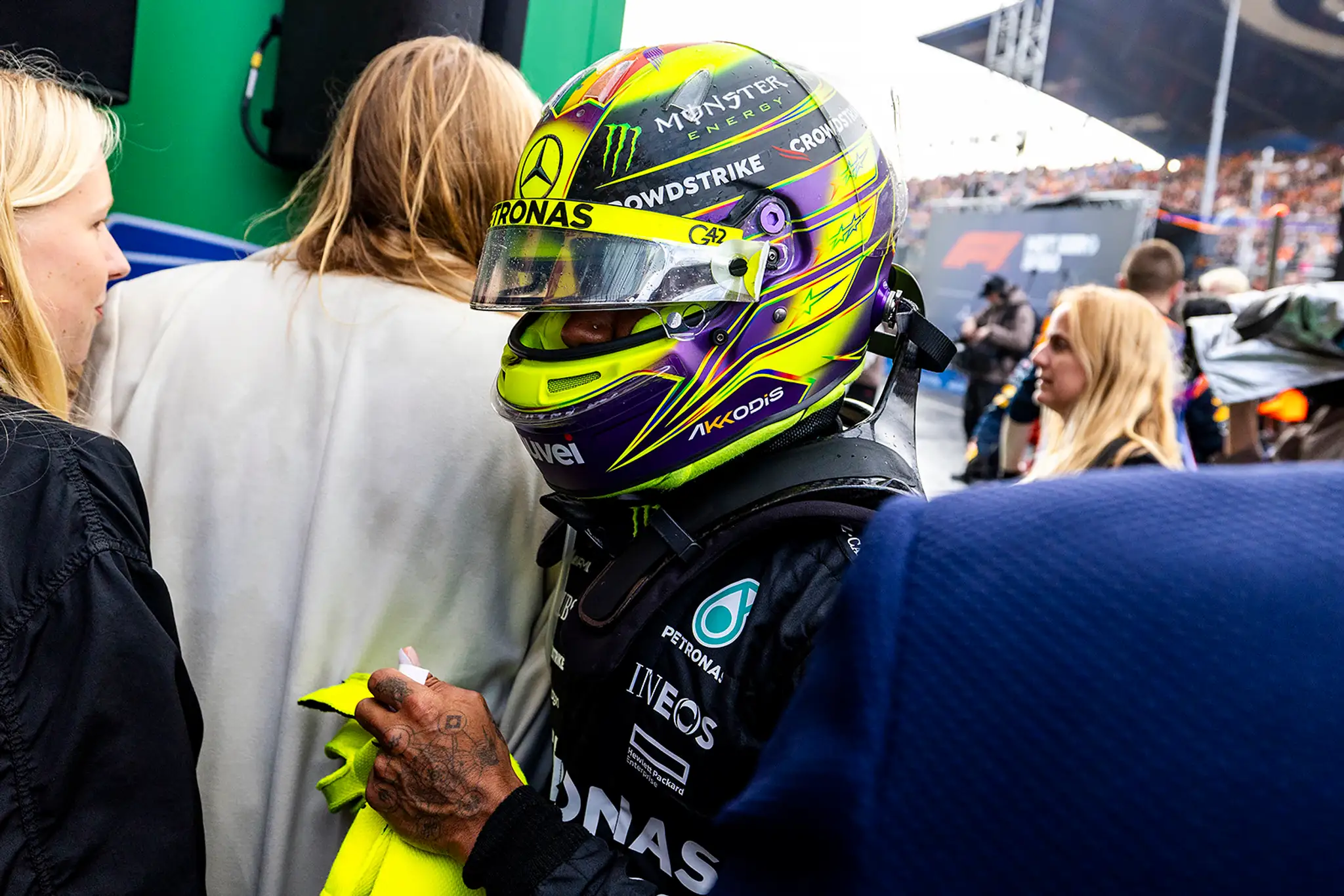 Britský pilot Mercedesu Lewis Hamilton.
