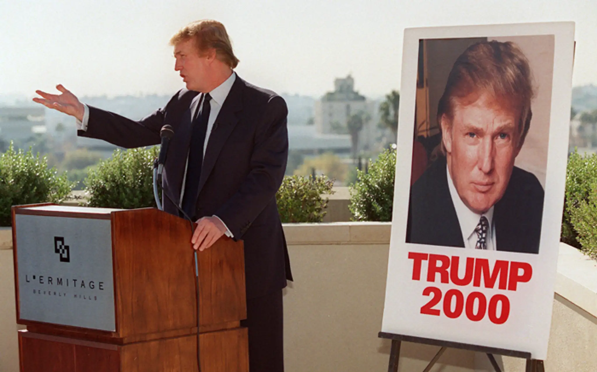 Na snímke zo 6. decembra 1999 realitný magnát Donald Trump reční pred novinármi v Beverly Hills.