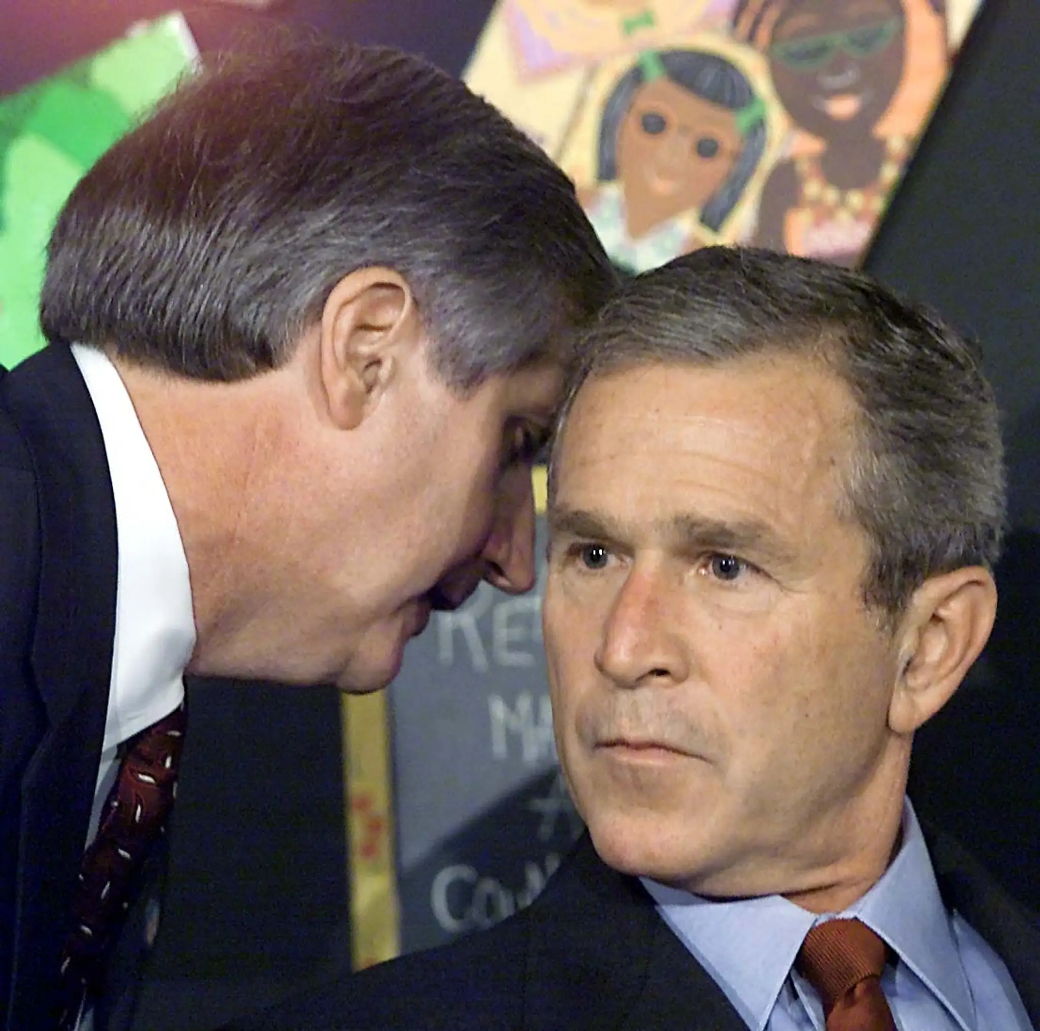 Prezident George W. Bush sa o útokoch dozvedel počas návštevy základnej školy na Floride. Šéf jeho kancelárie Andrew Card mu pošepkal, že druhé lietadlo zasiahlo Dvojičky a dodal „Amerika je pod útokom“.