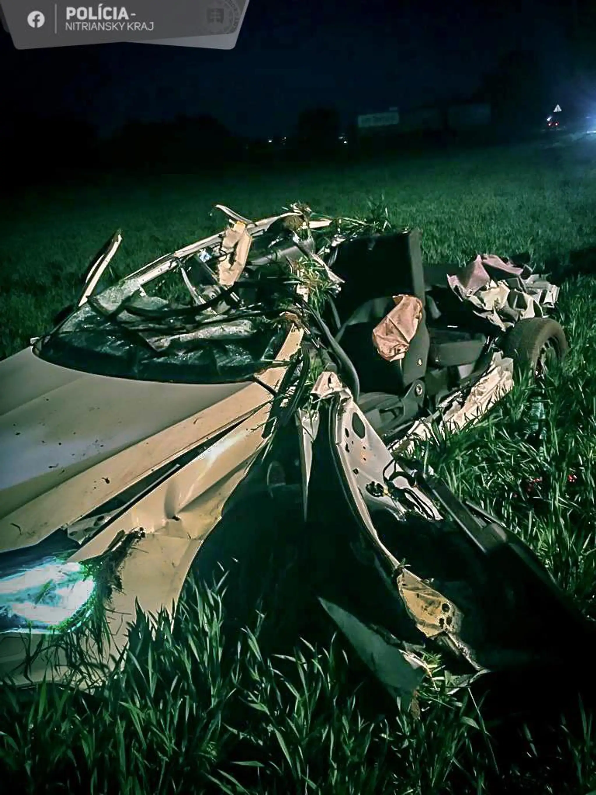 Auto sa prevrátilo na strechu