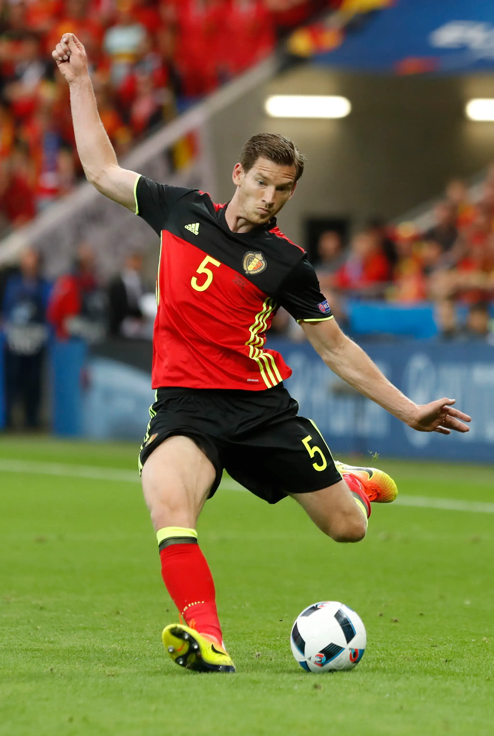 Opora zadných radov belgickej reprezentácie Jan Vertonghen sa pokúša o strelu v dueli proti Talianom na ME vo Francúzsku.