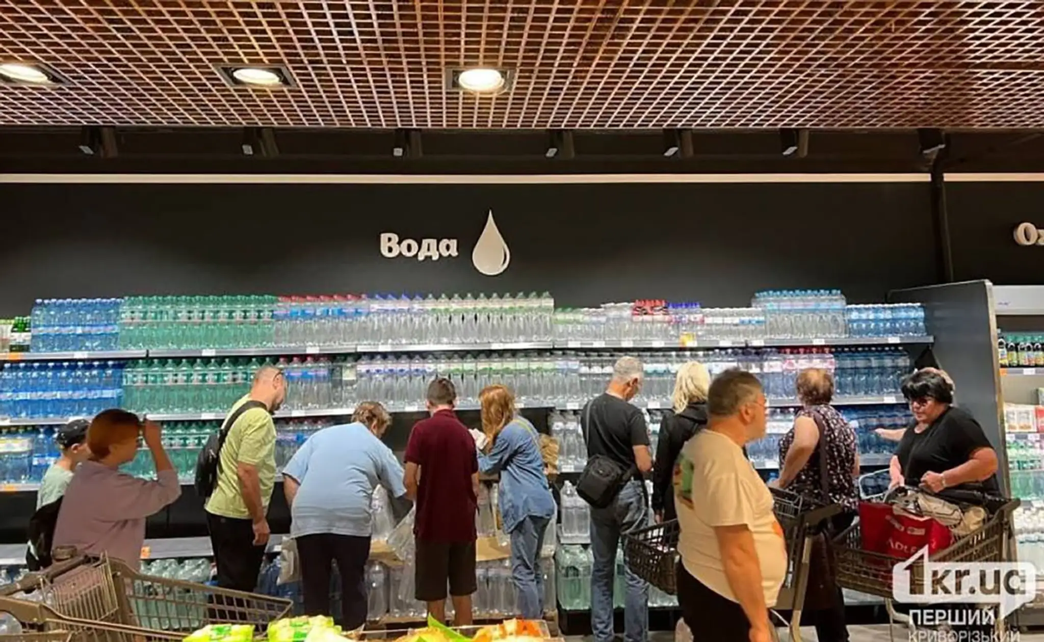 Obyvatelia mesta Kryvyj Rih skupujú balenú vodu.