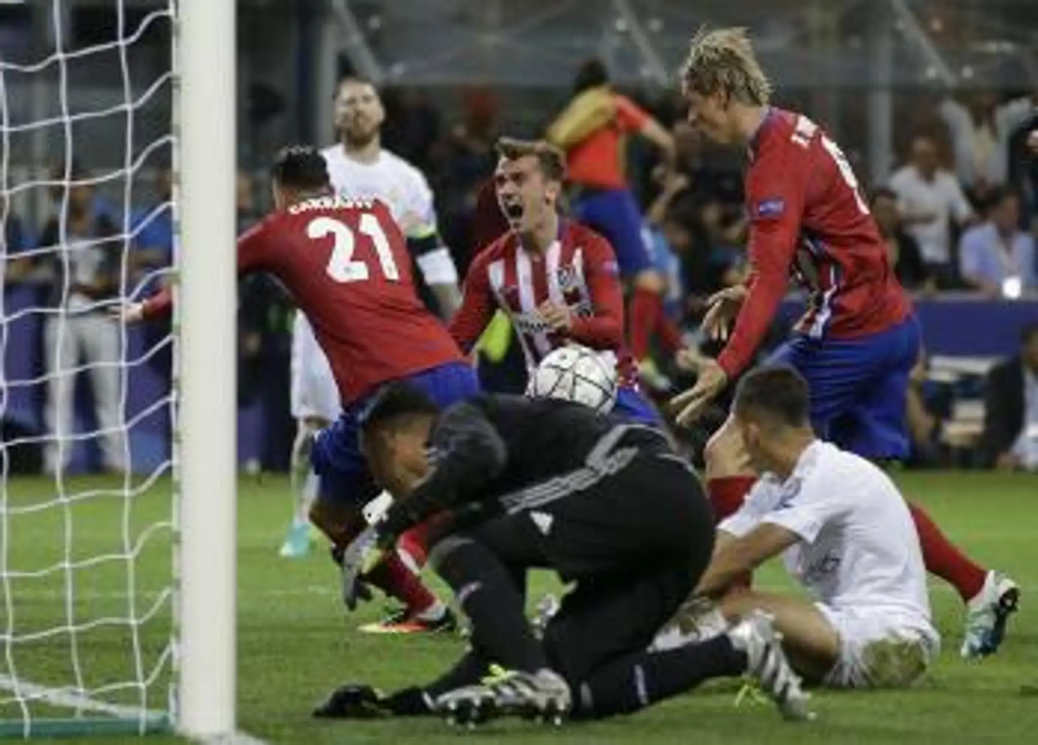 Yannick Carrasco strieľa vyrovnávajúci gól vo finále Ligy majstrov.