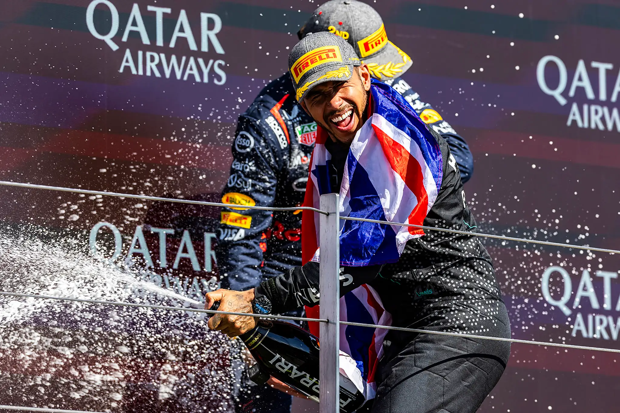 Lewis Hamilton na pódiu pre víťazov.