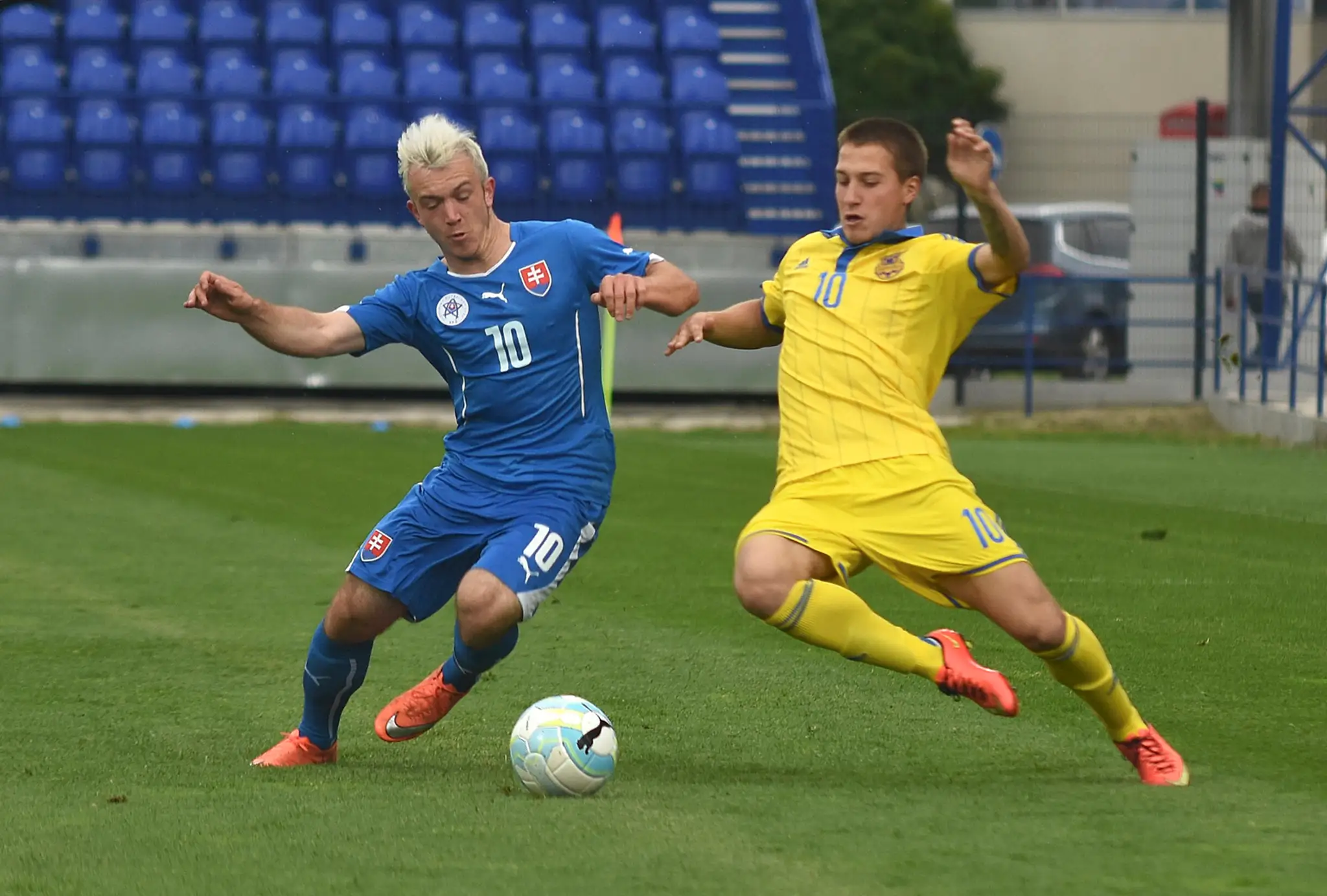 Miroslav Káčer zo Slovenska (vľavo) a Maxim Kazakov z Ukrajiny počas zápasu Challenge Trophy Slovensko 21 - Ukrajina 20.