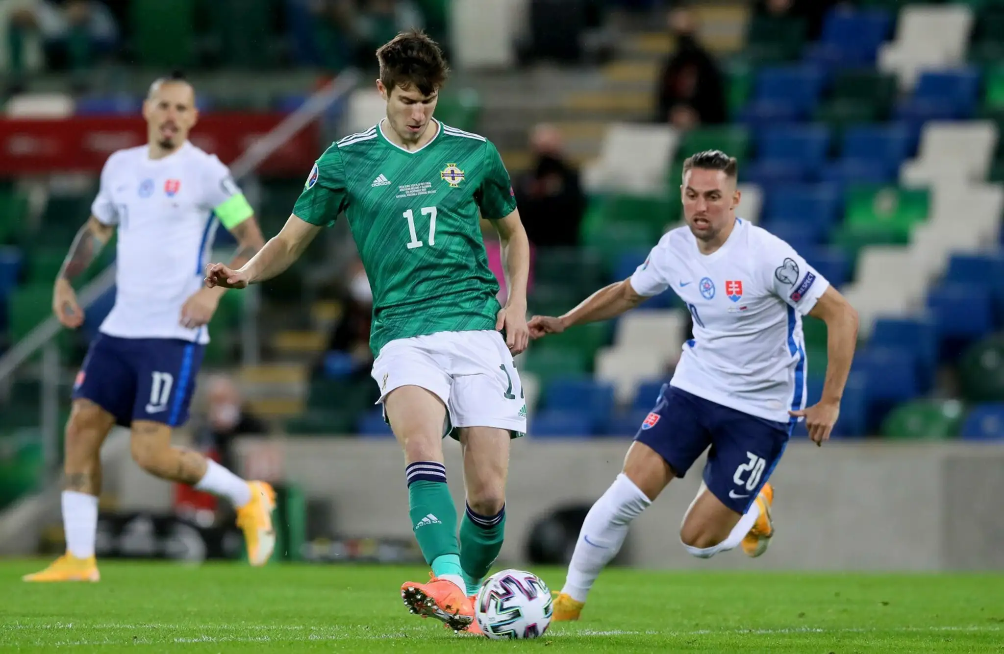 Zľava Ondrej Duda a hráč Severného Írska Craig Cathcart bojujú o loptu vo finále play off EURO 2020.