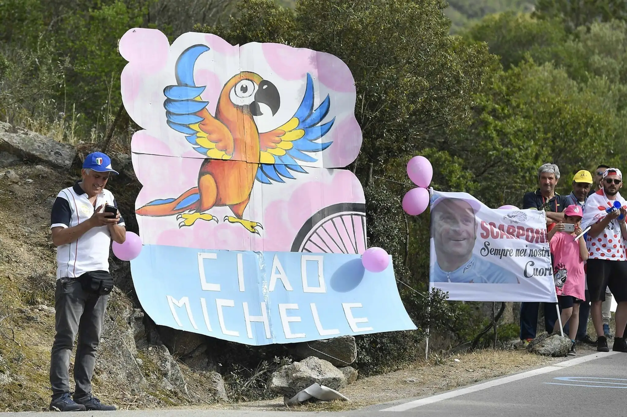 Talianski fanúšikovia si počas prvej etapy Gira uctili zosnulého Scarponiho.