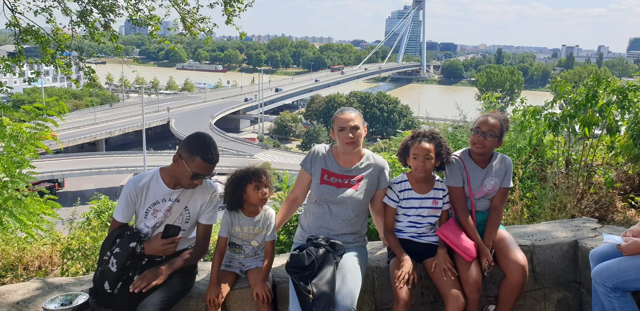 Milena (druhá sprava) so súrodencami a s mamou Mariannou na výlete v Bratislave.