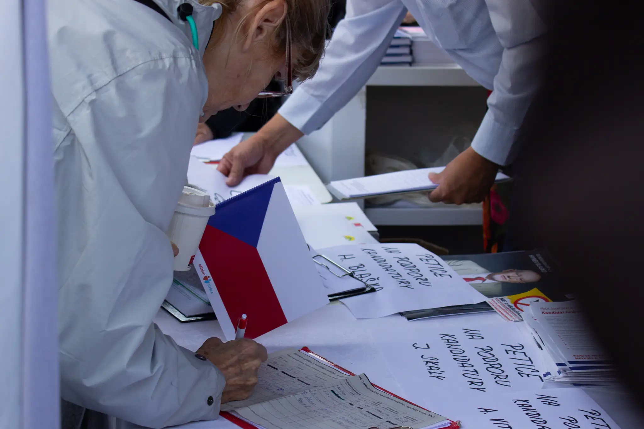 Na snímke účastníčka demonštrácie s názvom Nenásilná revolúcia - Česká republika na 1. mieste podpisuje petičný hárok kandidátov na prezidenta.