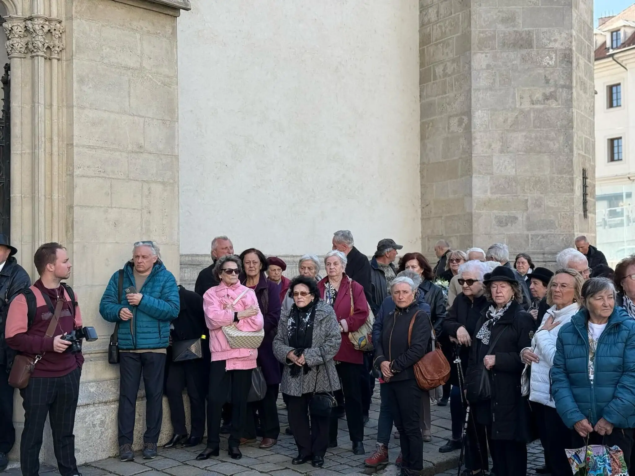 Ľudia sa zhromaždili pred Dómom sv. Martina v Bratislave