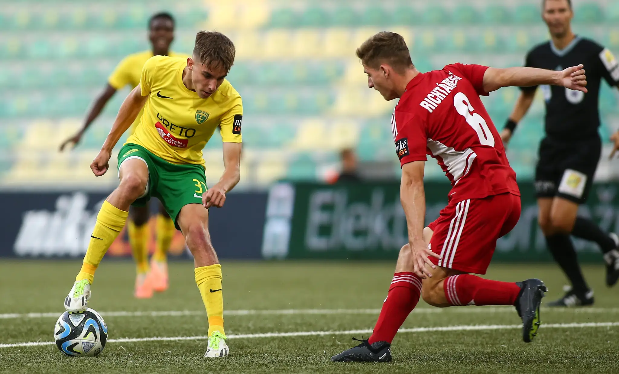 Zľava v súboji o loptu Mário Sauer (Žilina) a Dávid Richtárek (Banská Bystrica) v zápase 7. kola Niké ligy.