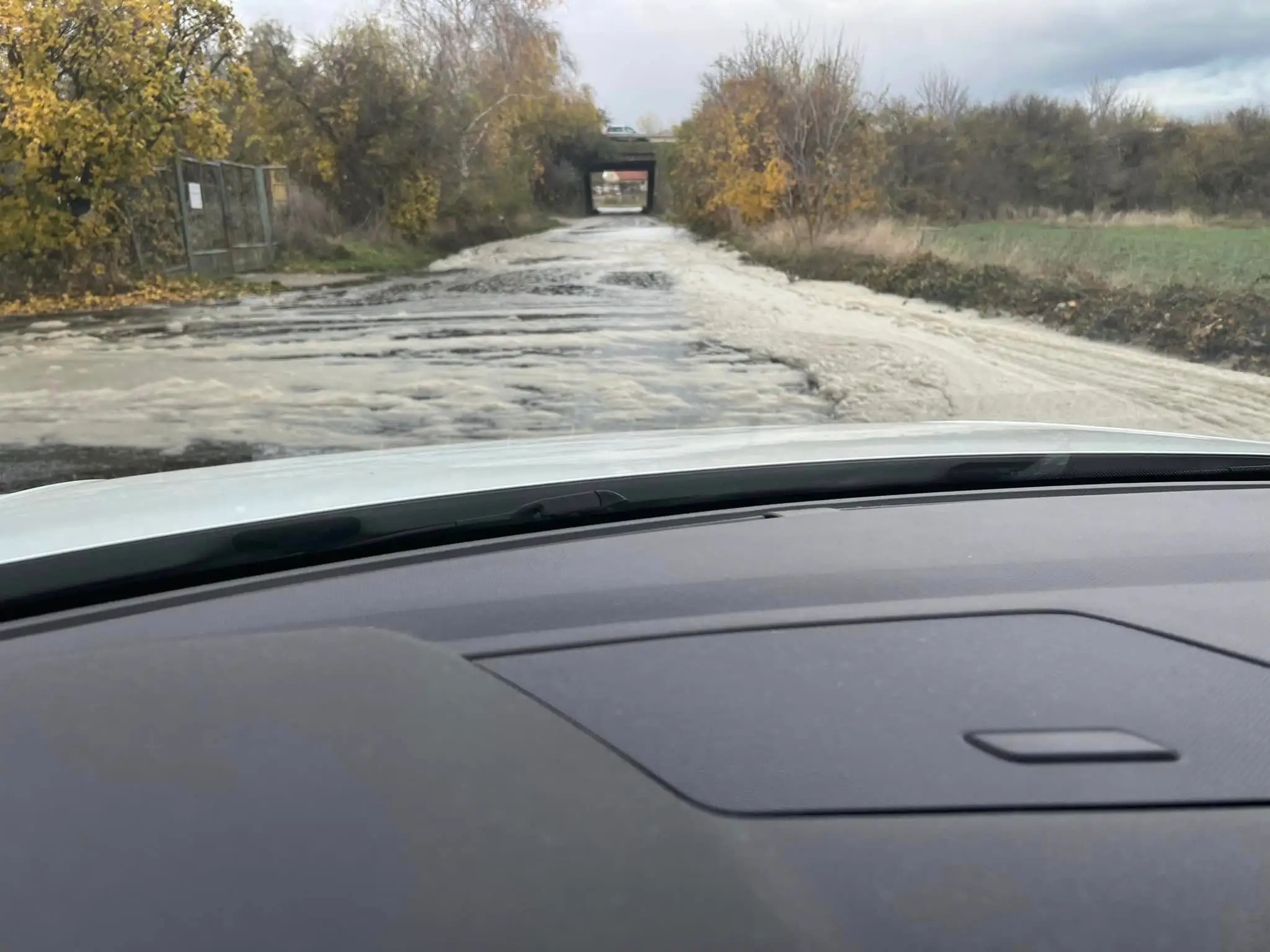 Vyliata tekutina neďaleko diaľnice D1 na úseku medzi Sencom a Blatným