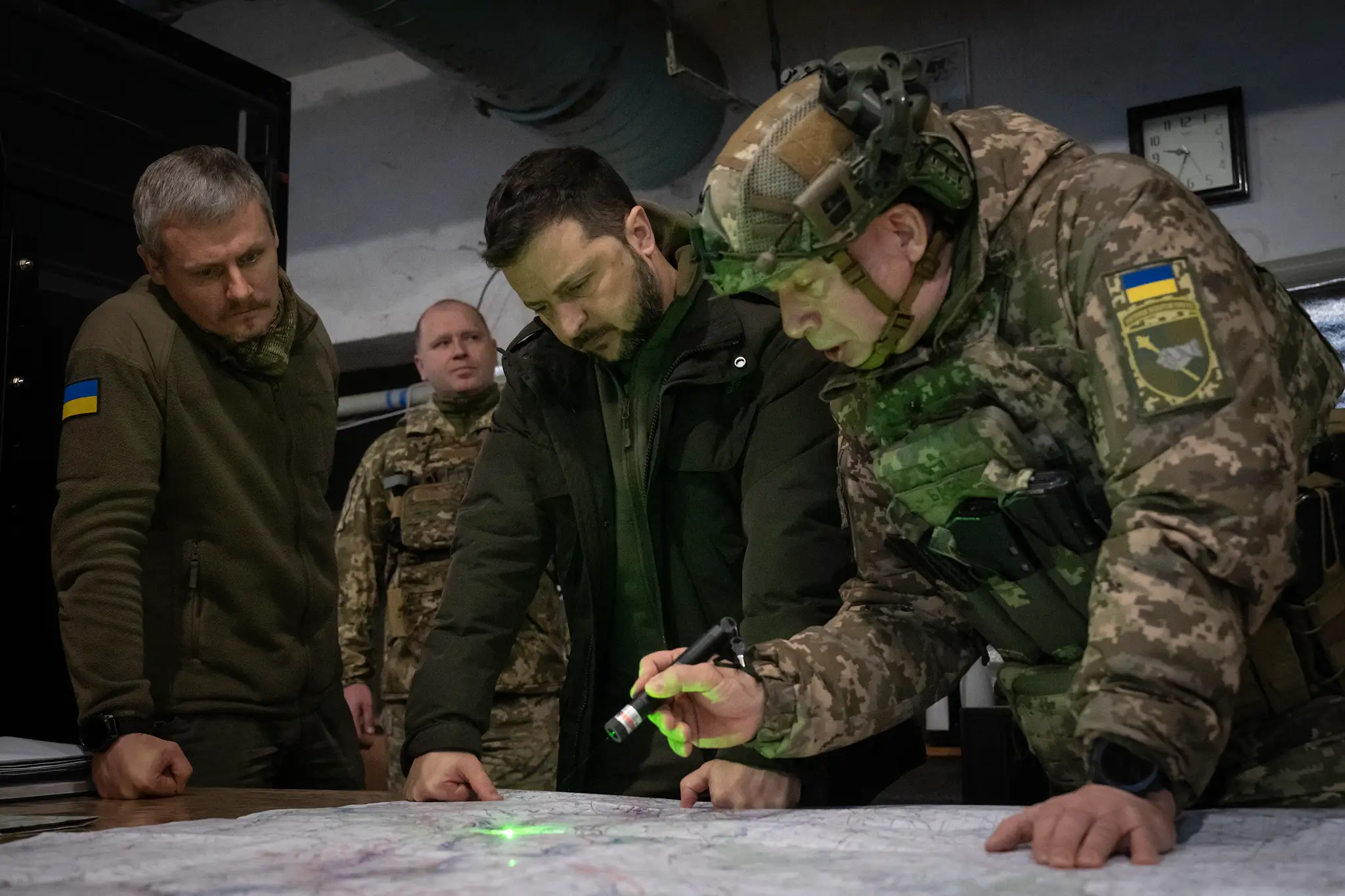 Na archívnej snímke ukrajinský prezident Volodymyr Zelenskyj a vtedajší veliteľ ukrajinských pozemných síl Oleksandr Syrskij.