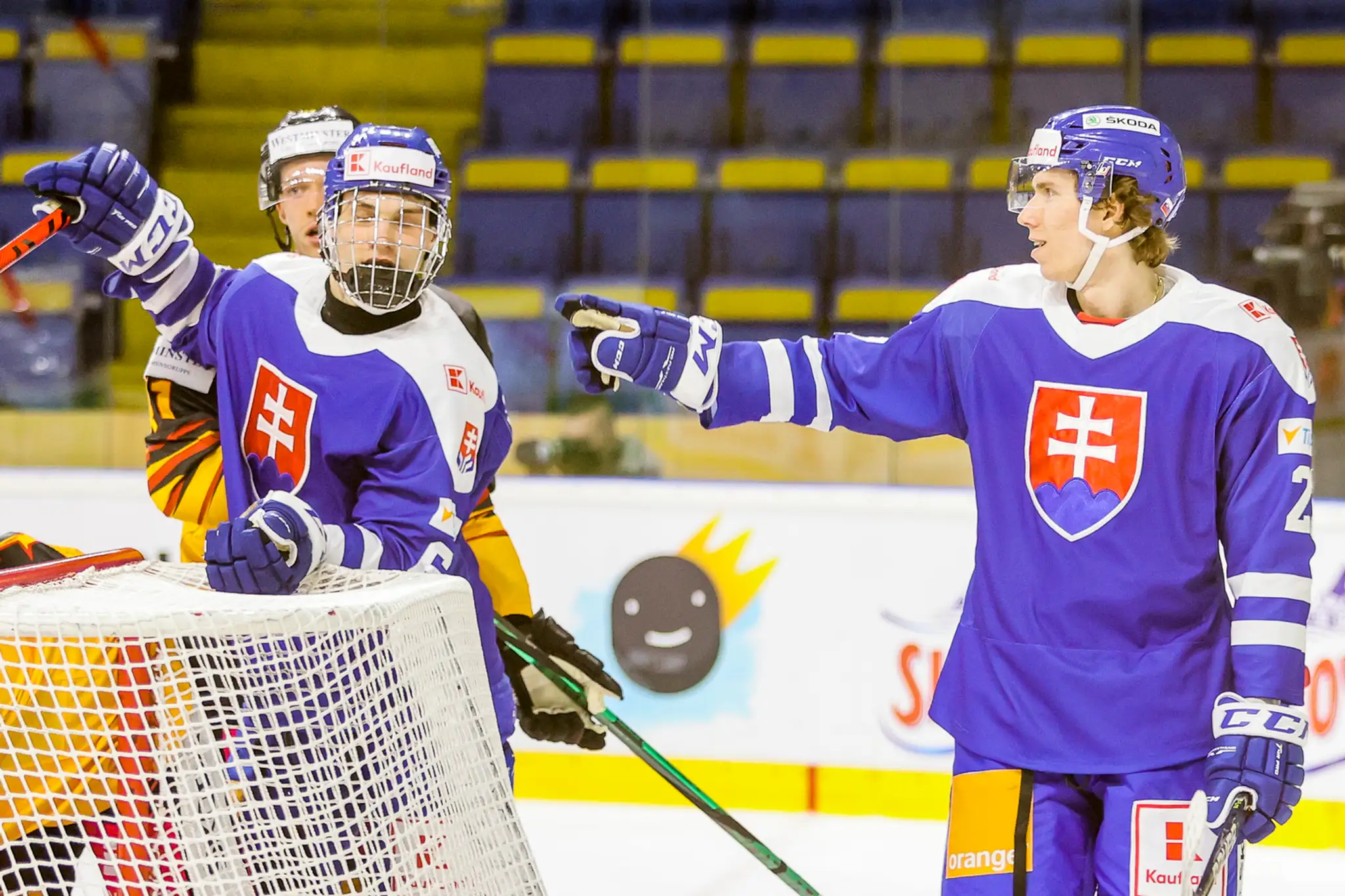 Juraj Slafkovský a Andrej Kollár v prípravnom zápase Slovenska s Nemeckom.