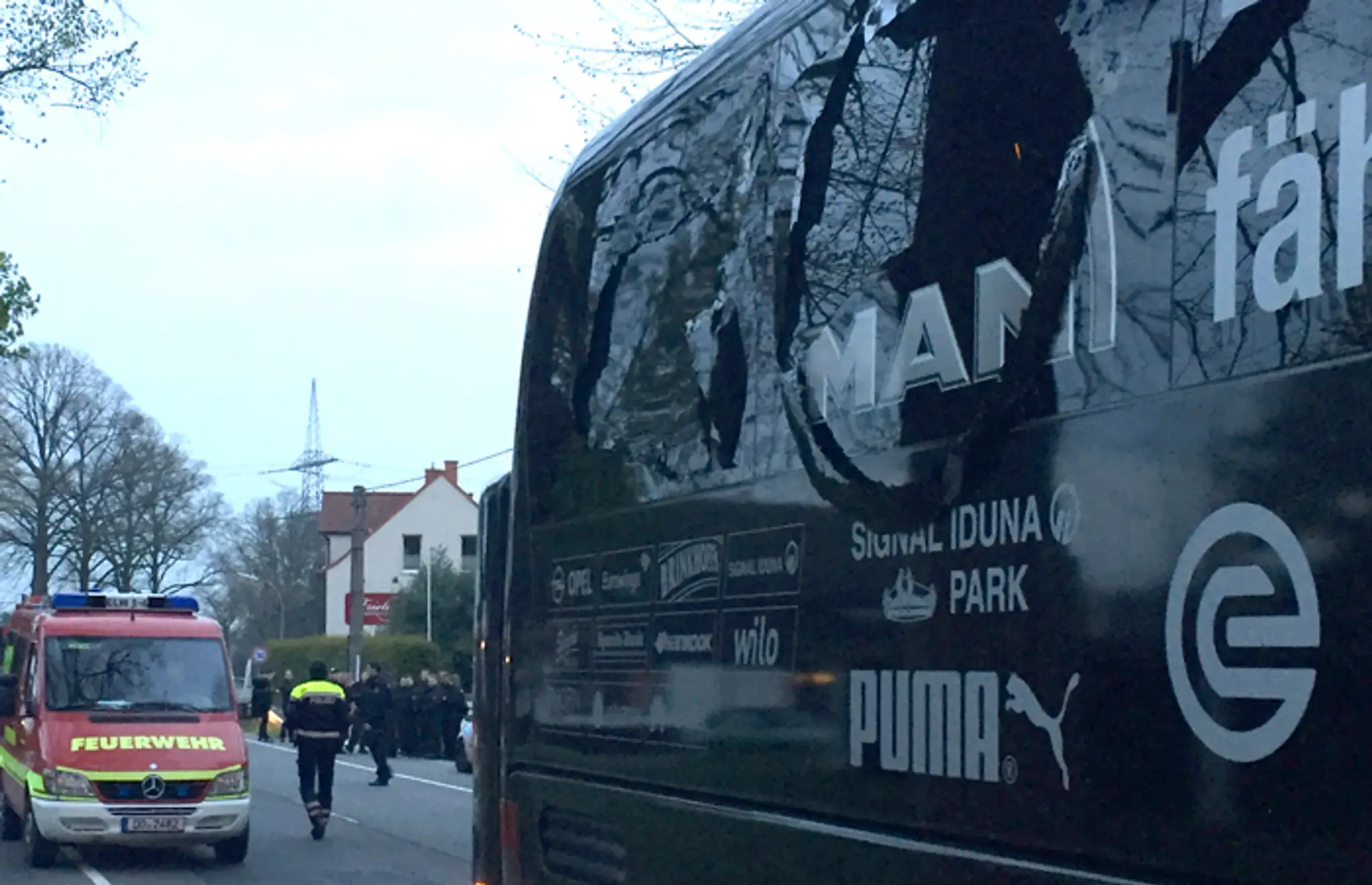 Rozbité okno po výbuchu bomby v klubovom autobuse Borussie Dortmund.