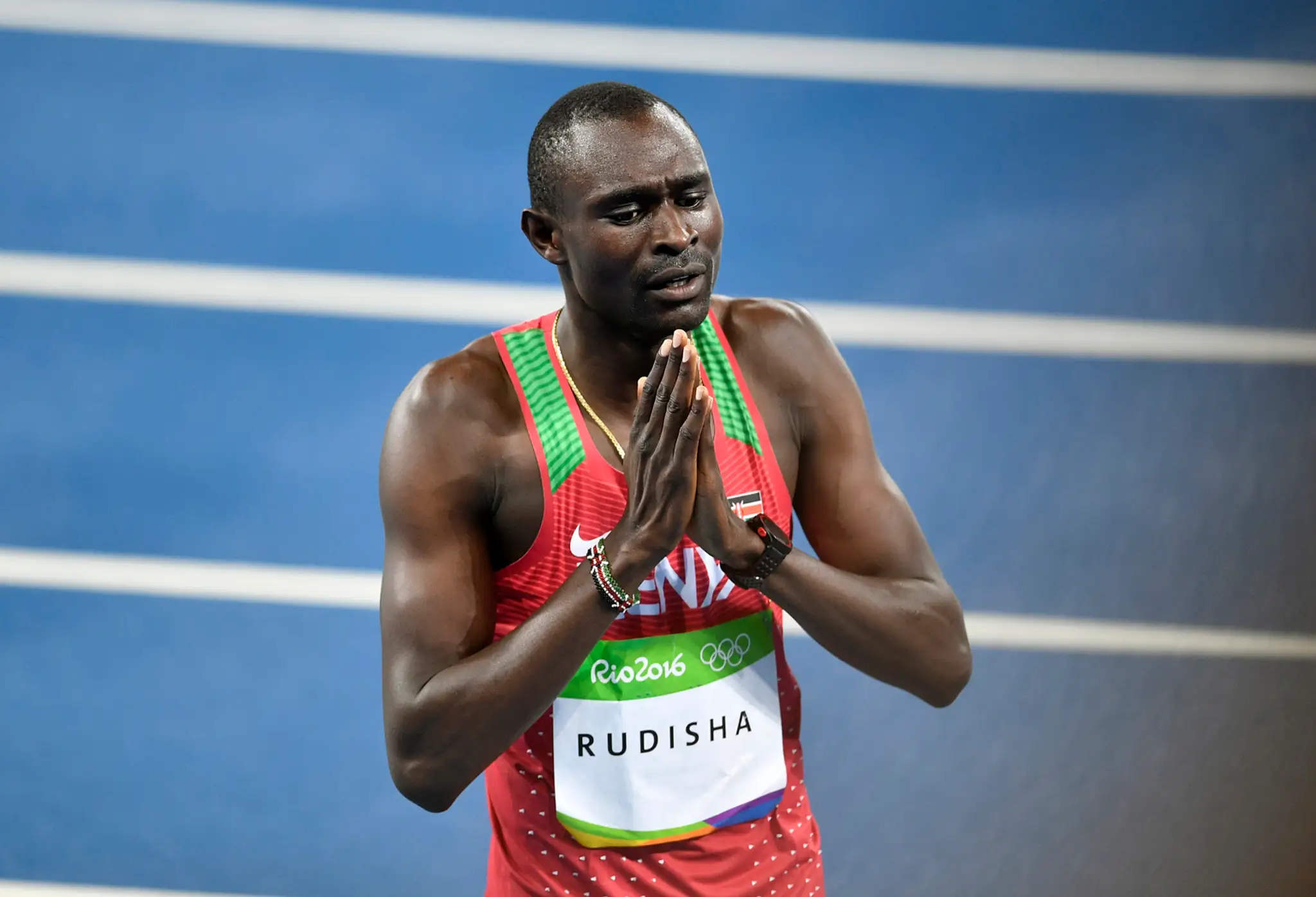 Kenský atlét David Rudisha sa teší po víťazstve v pondelňajšom finálovom behu mužov na 800 metrov.
