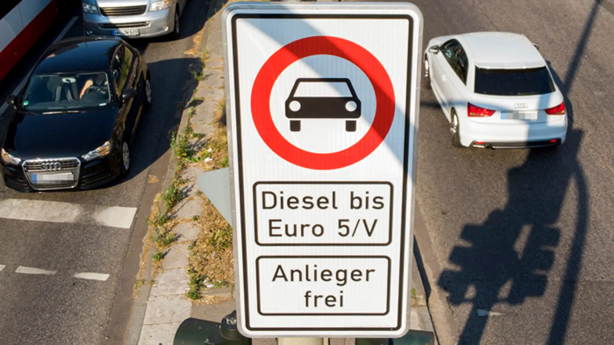 Značka upozorňujúca na zákaz vjazdu a na obchádzky pre autá so staršími naftovými motormi v Hamburgu.