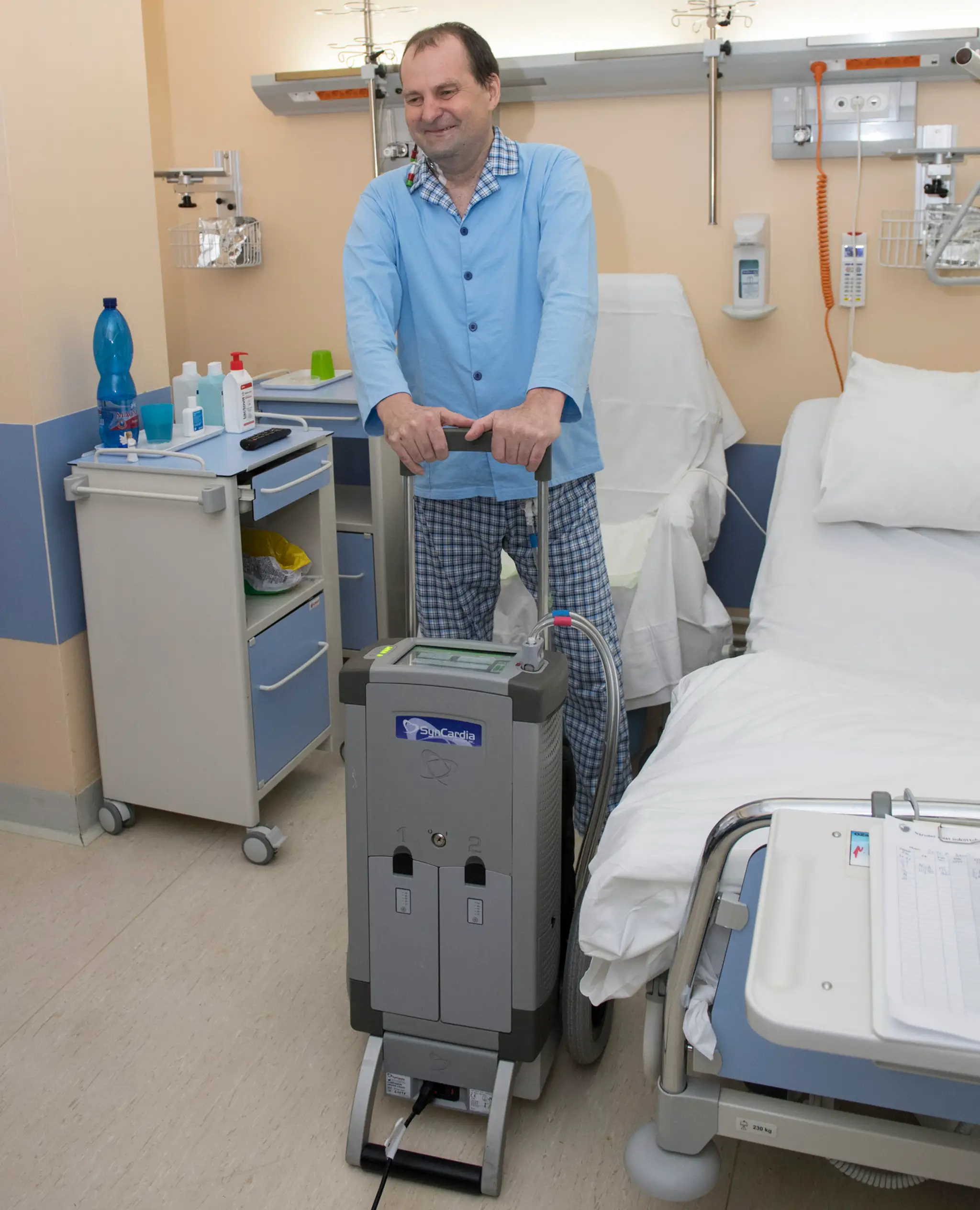 Pacient Jozef B. po unikátnom operačnom zákroku implantovania umelého srdca.