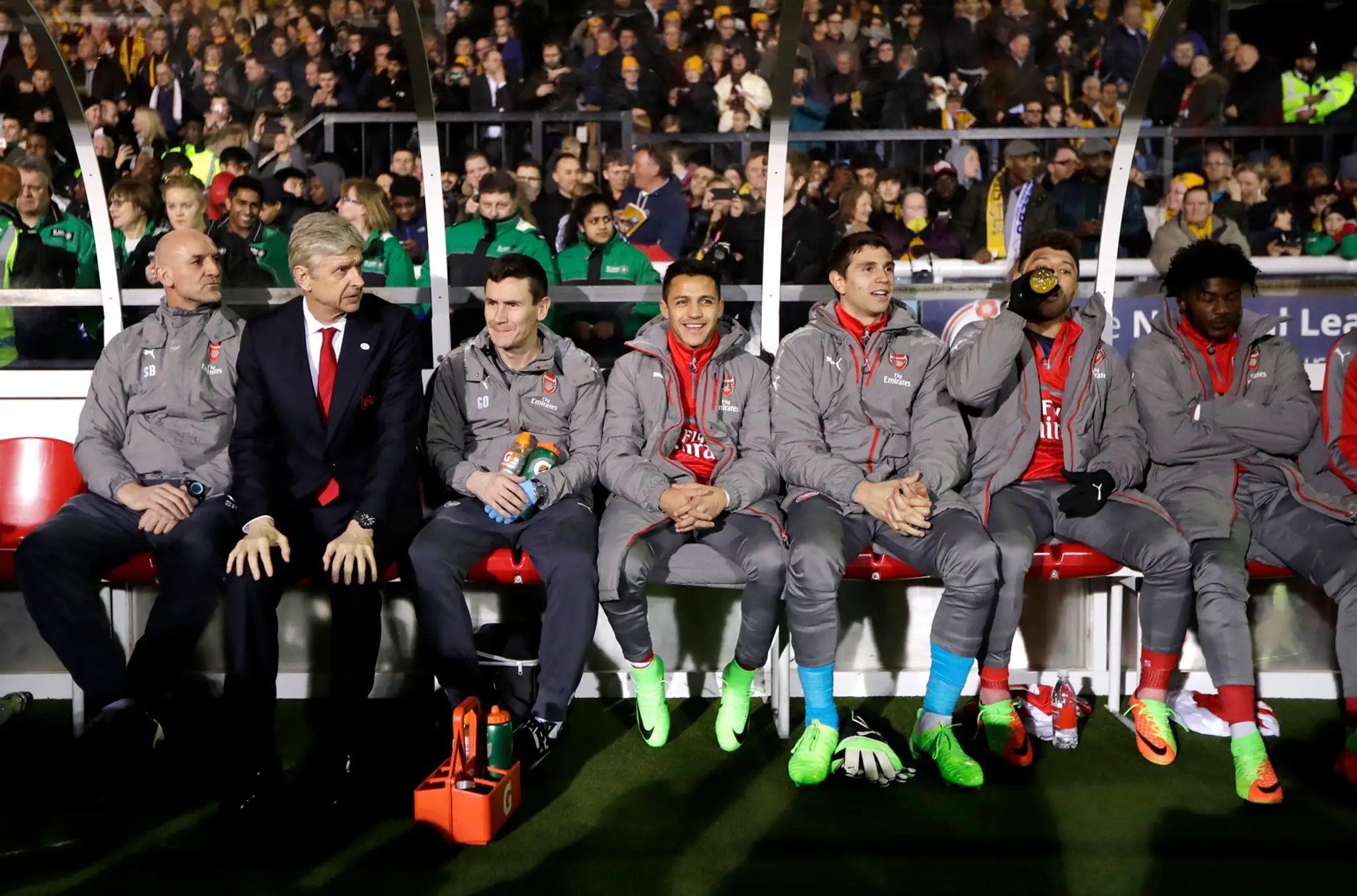 Lavička Arsenalu v zápase 5. kola FA Cupu proti proti piatoligovému Suttonu, druhý zľava kouč tímu Arséne Wenger.