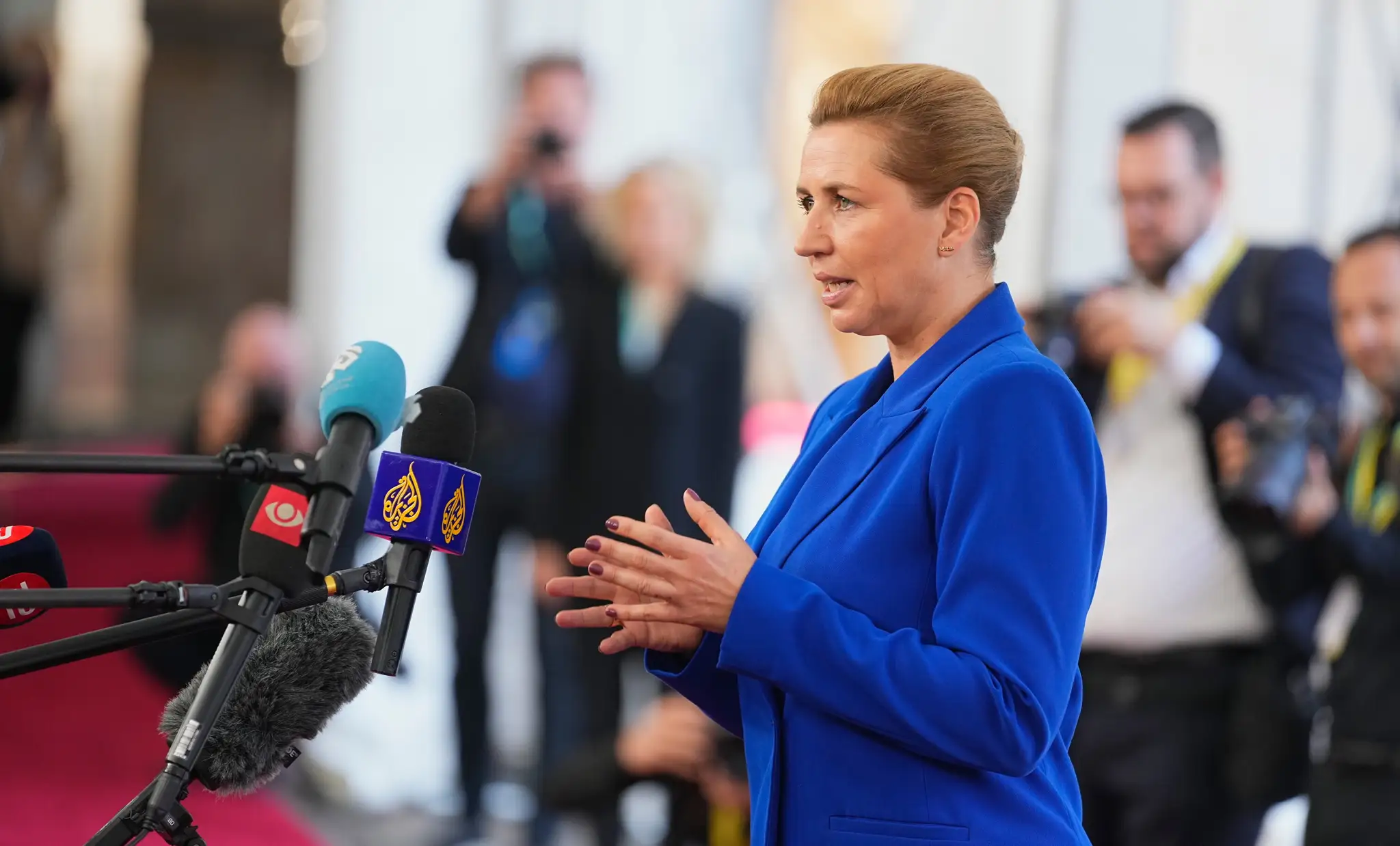 Na snímke dánska premiérka Mette Frederiksenová odpovedá na otázky novinárov pred príchodom na neformálne stretnutie hláv štátov a vlád 27 členských štátov EÚ v Kodani.