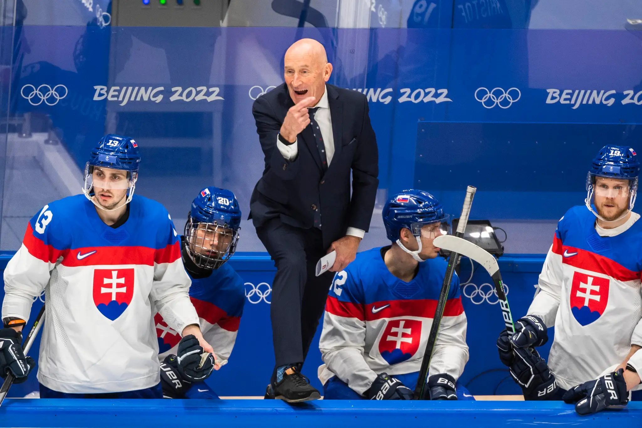 Zľava Tomáš Jurčo, Juraj Slafkovský, tréner Craig Ramsay, Miloš Kelemen a Michal Krištof vo štvrťfinále ZOH 2022 proti USA.