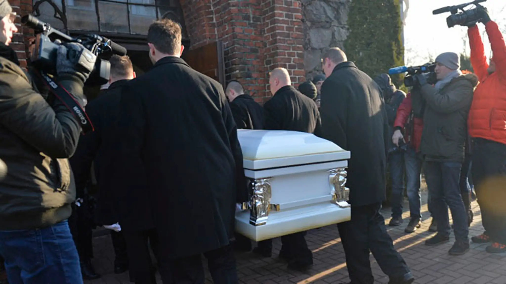 Príbuzní, priatelia a ďalší smútoční hostia sa lúčia s kamionistom zabitým v Berlíne.
