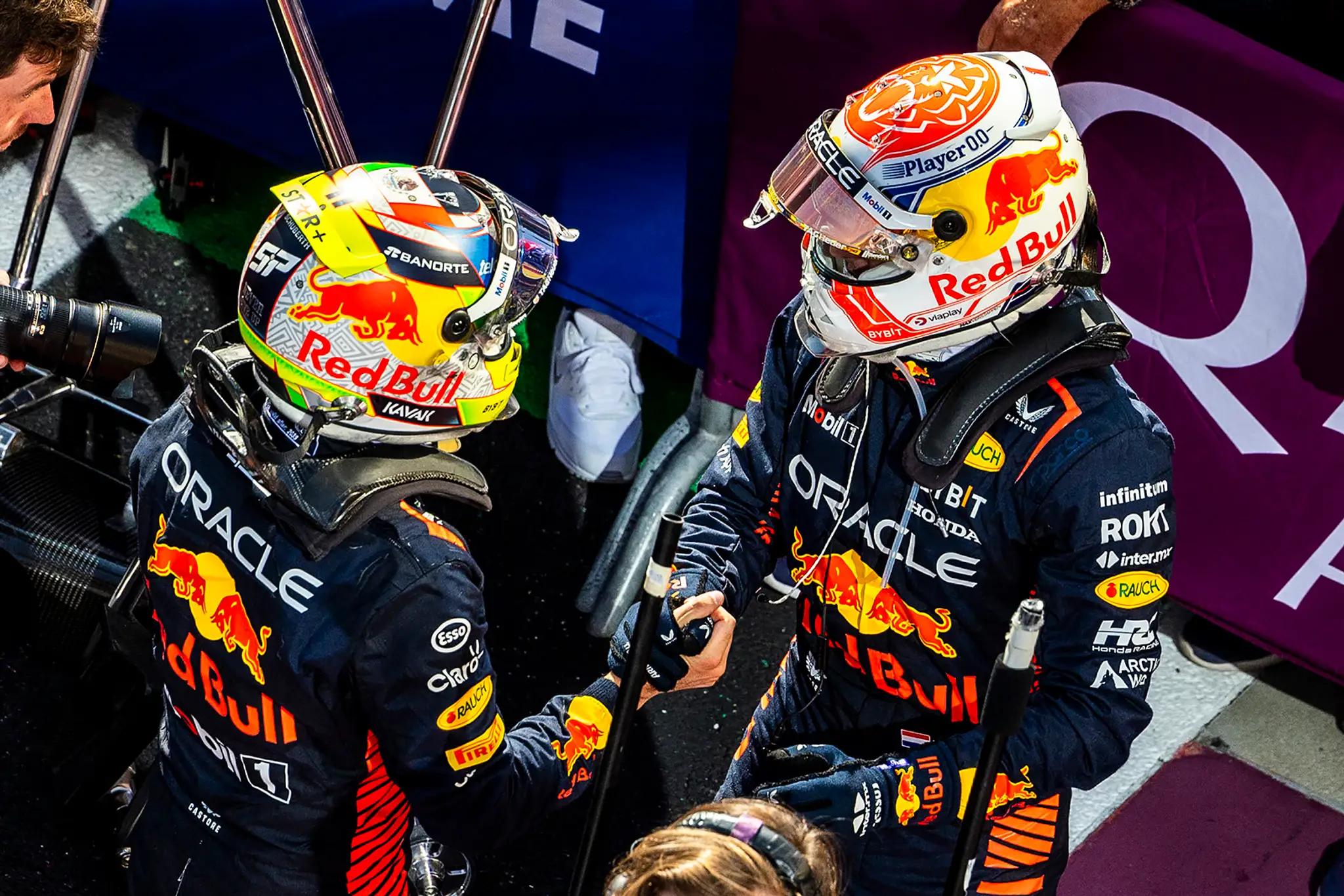 Max Verstappen s tímovým kolegom Sergiom Pérezom.