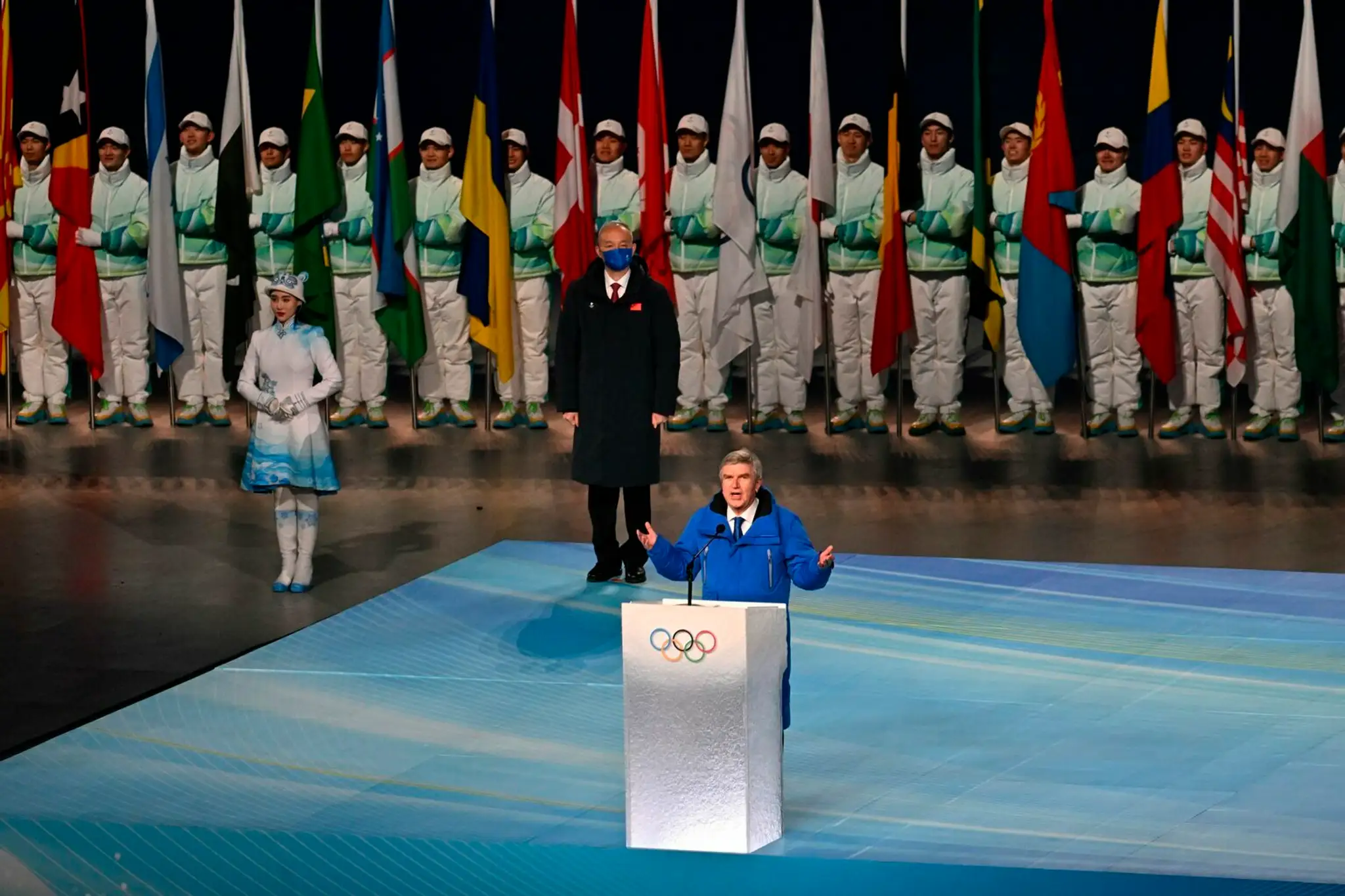 Prezident MOV Thomas Bach reční počas otváracieho ceremoniálu ZOH 2022.