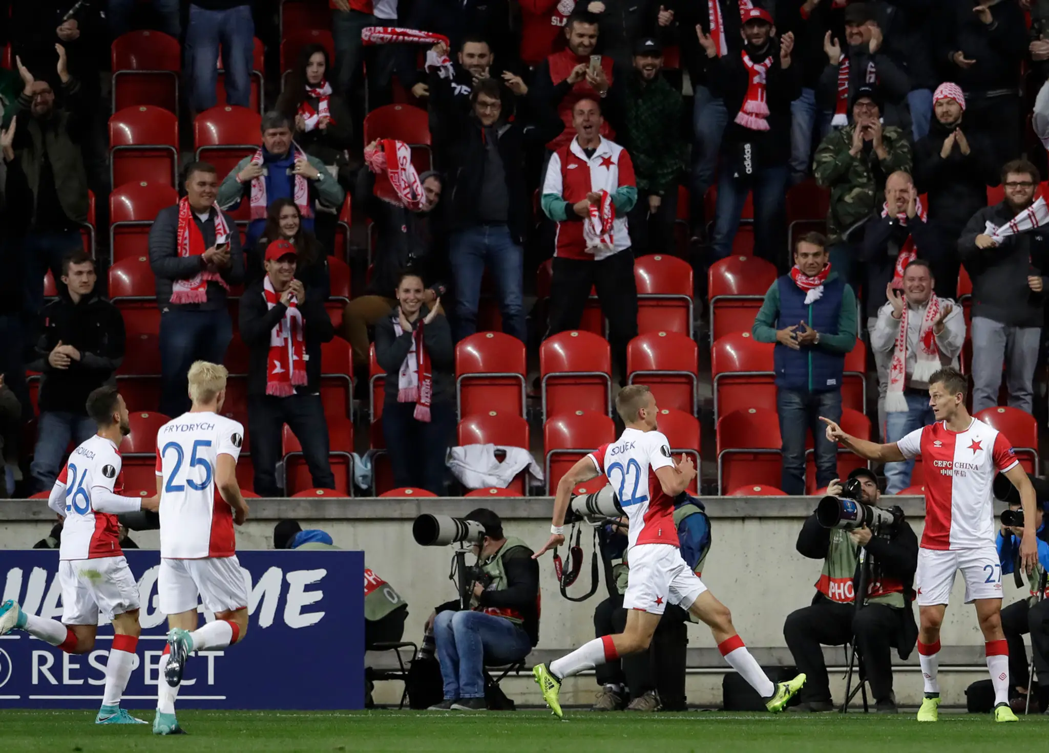Tomáš Necid (vpravo) oslavuje gól Slavie Praha v zápase EL proti Maccabi Tel Aviv.
