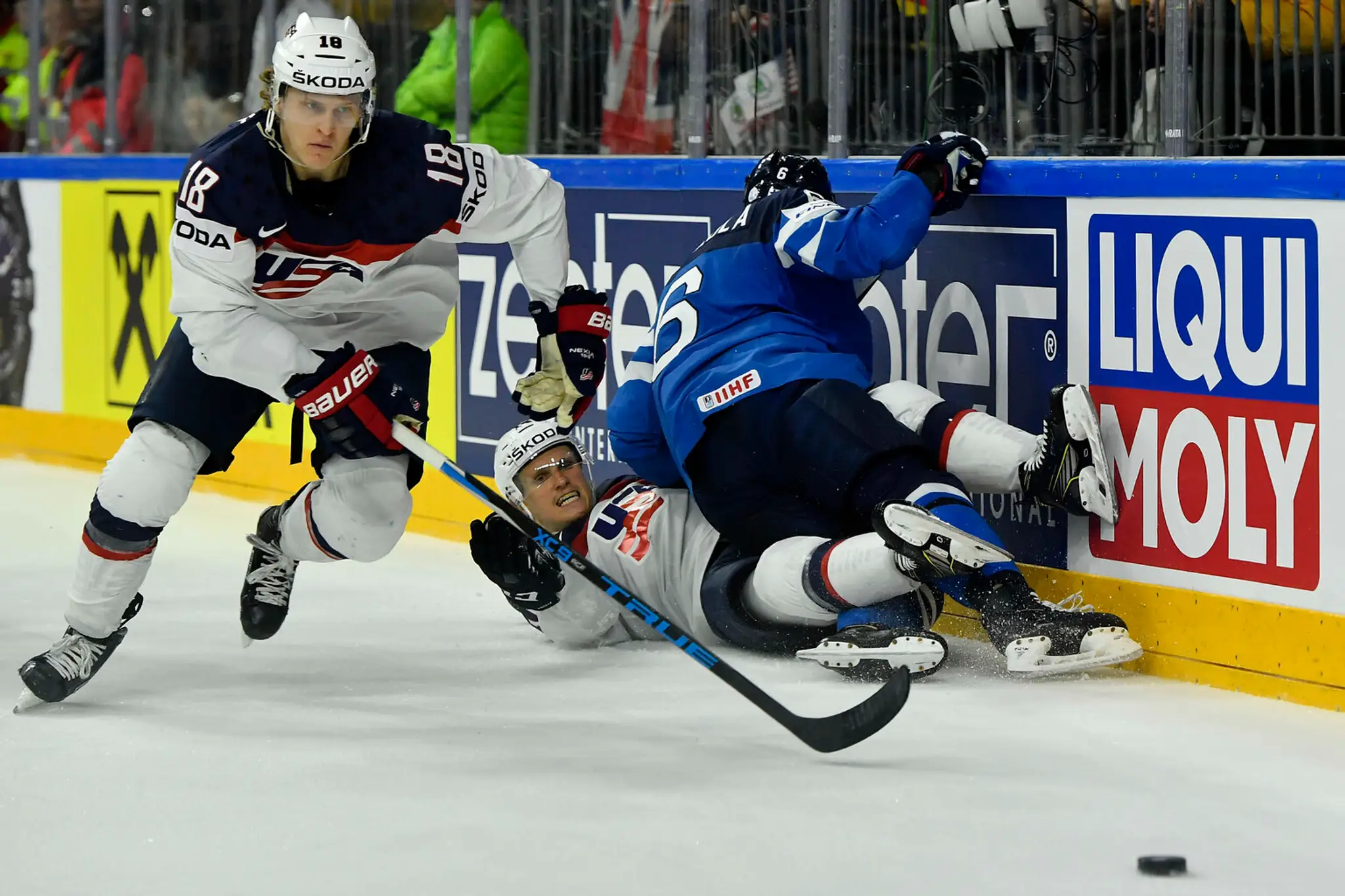 Christian Dvorak (vľavo) z USA uniká vo štvrťfinále MS 2017 proti Fínsku.