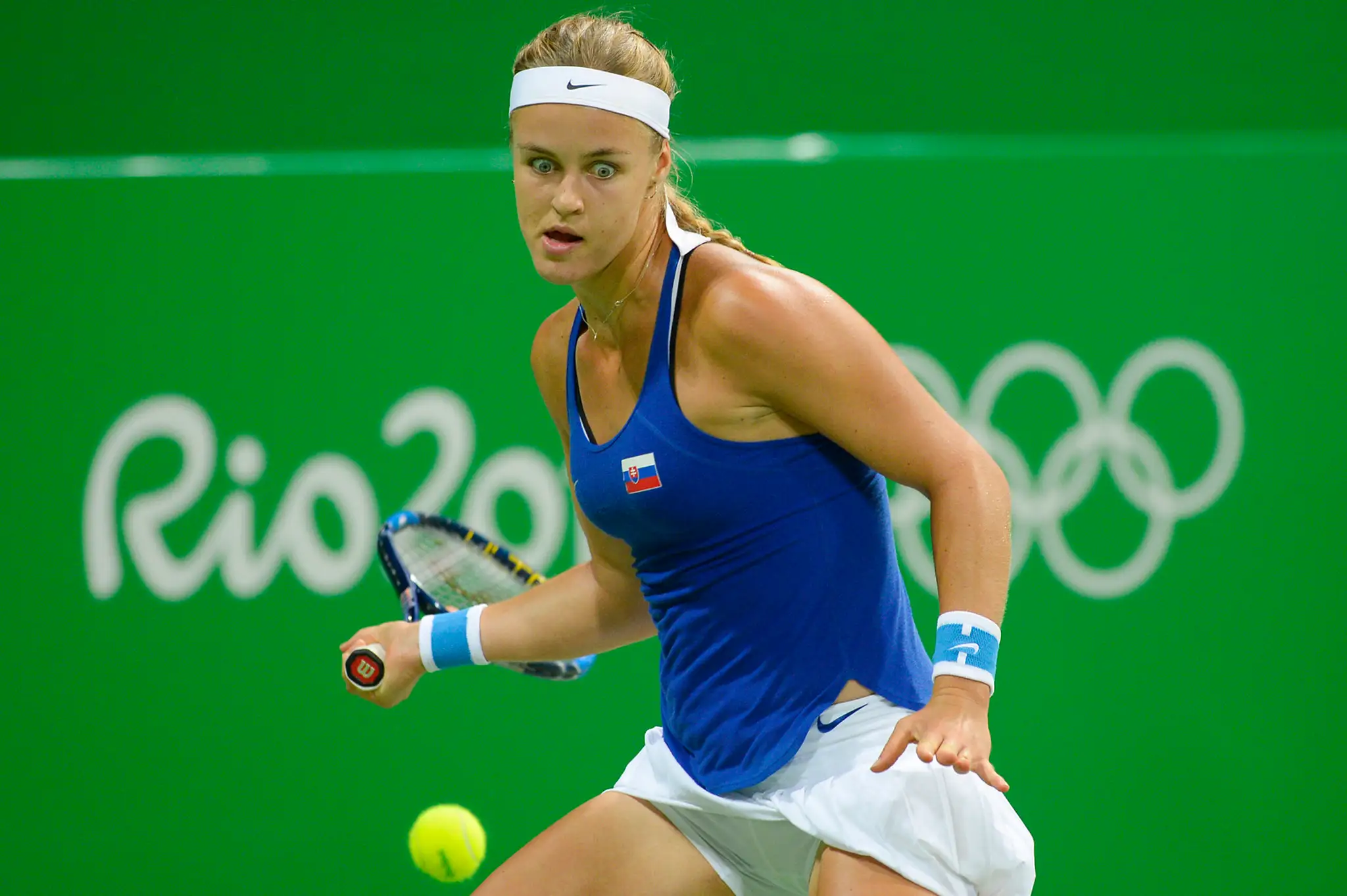 Anna Karolína Schmiedlová odvracia loptičku Talianke Roberte Vinciovej.