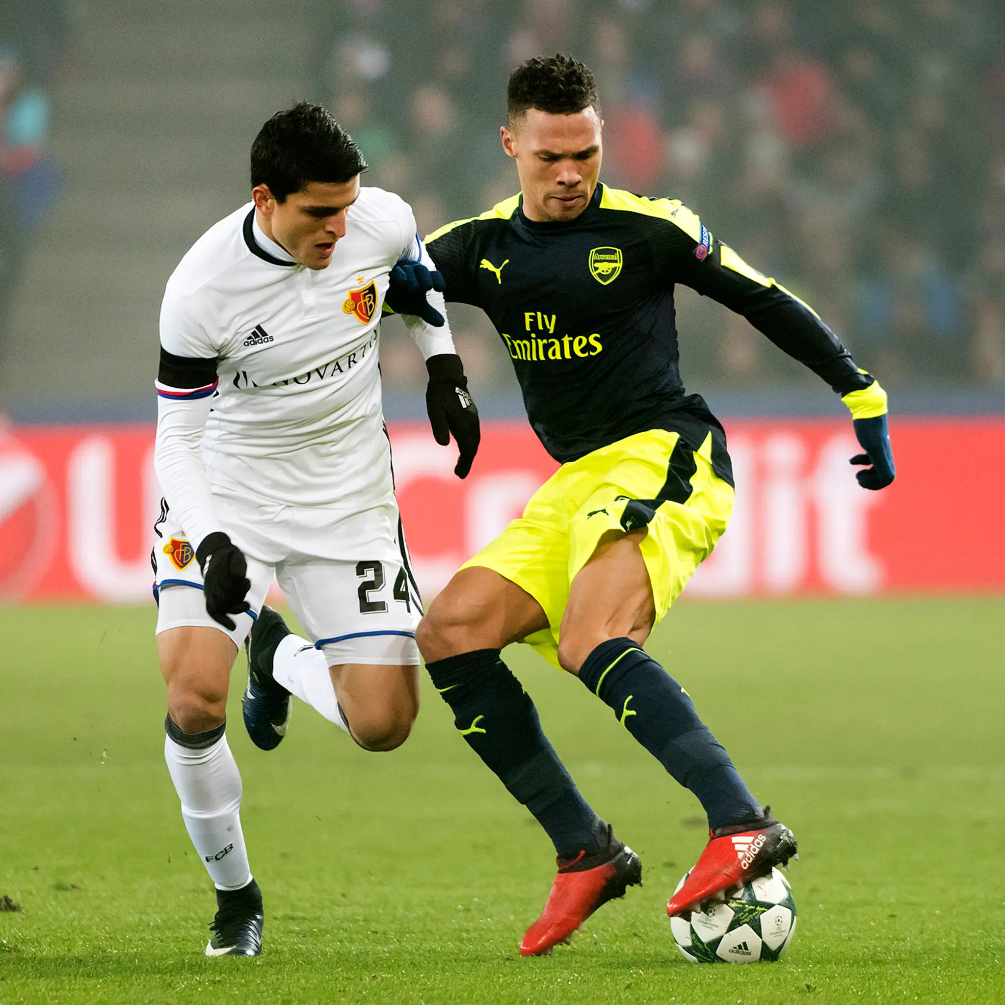 Mohamed Elyounoussi (vľavo) z Bazileju zastavuje v dueli LM Kierana Gibbsa z Arsenalu.