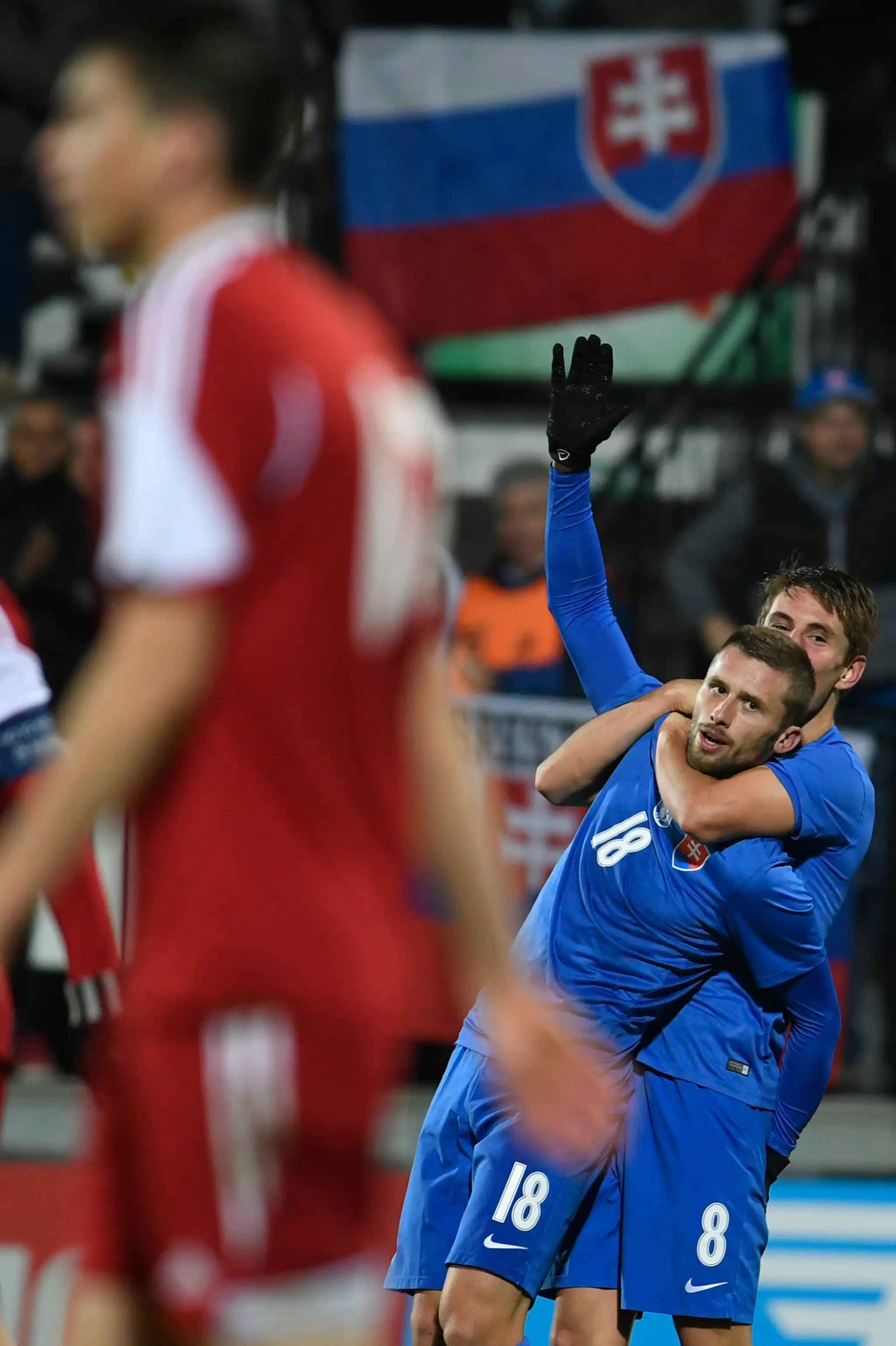 Radosť Slovákov, vpravo Martina Chriena a Pavla Šafranka po góle SR 21 v kvalifikácii proti Bielorusku.