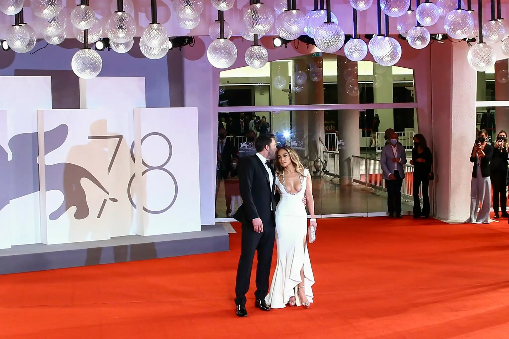 Ben Affleck a Jennifer Lopez na premiére filmu The Last Duel na Benátskom filmovom festivale