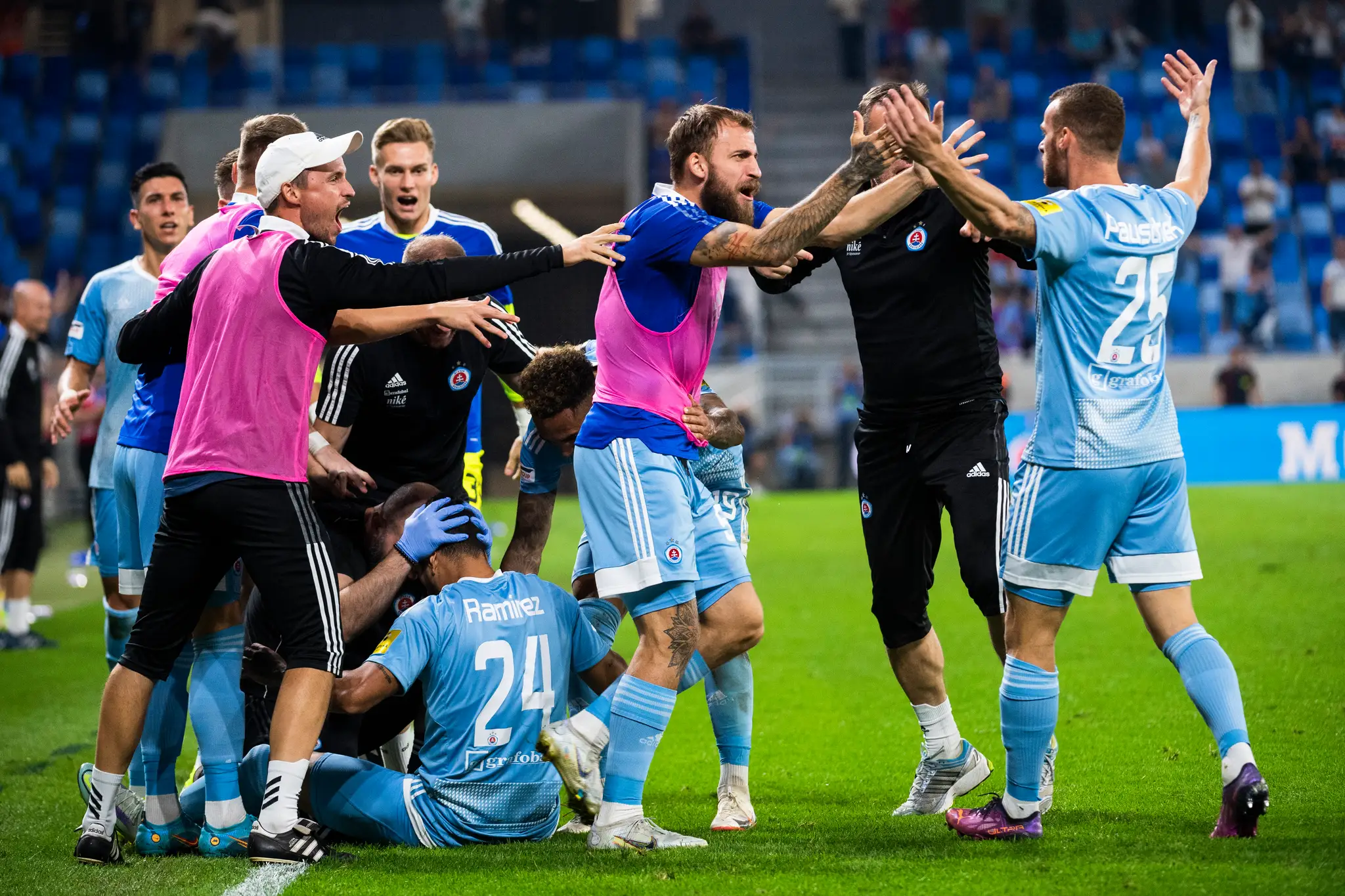 Gólová radosť hráčov Slovana v odvete play off Európskej konferenčnej ligy proti Mostaru.