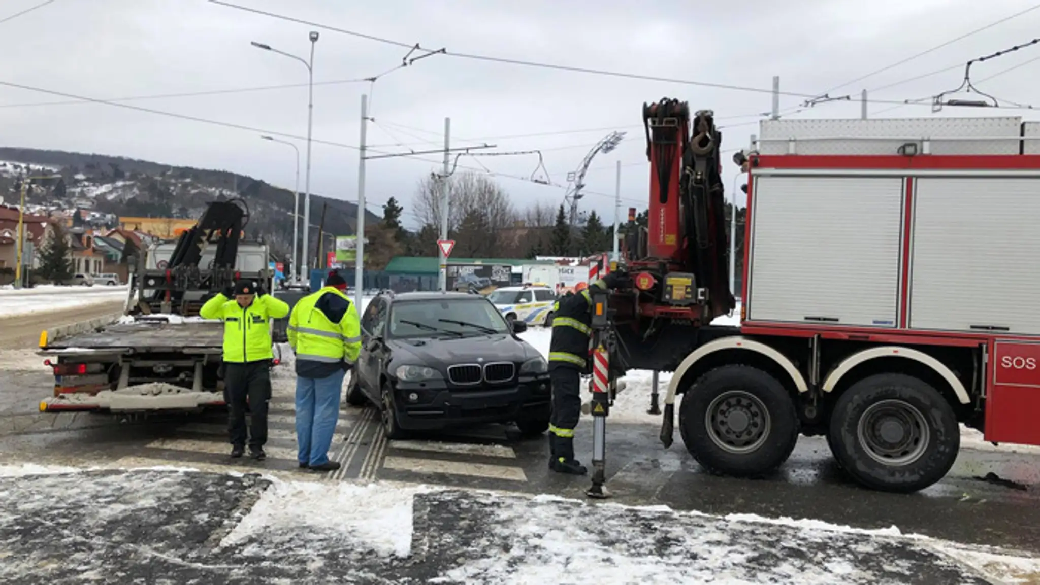 Chceli ukradnúť auto, vďaka neodhrabaným cestám dostali šmyk.