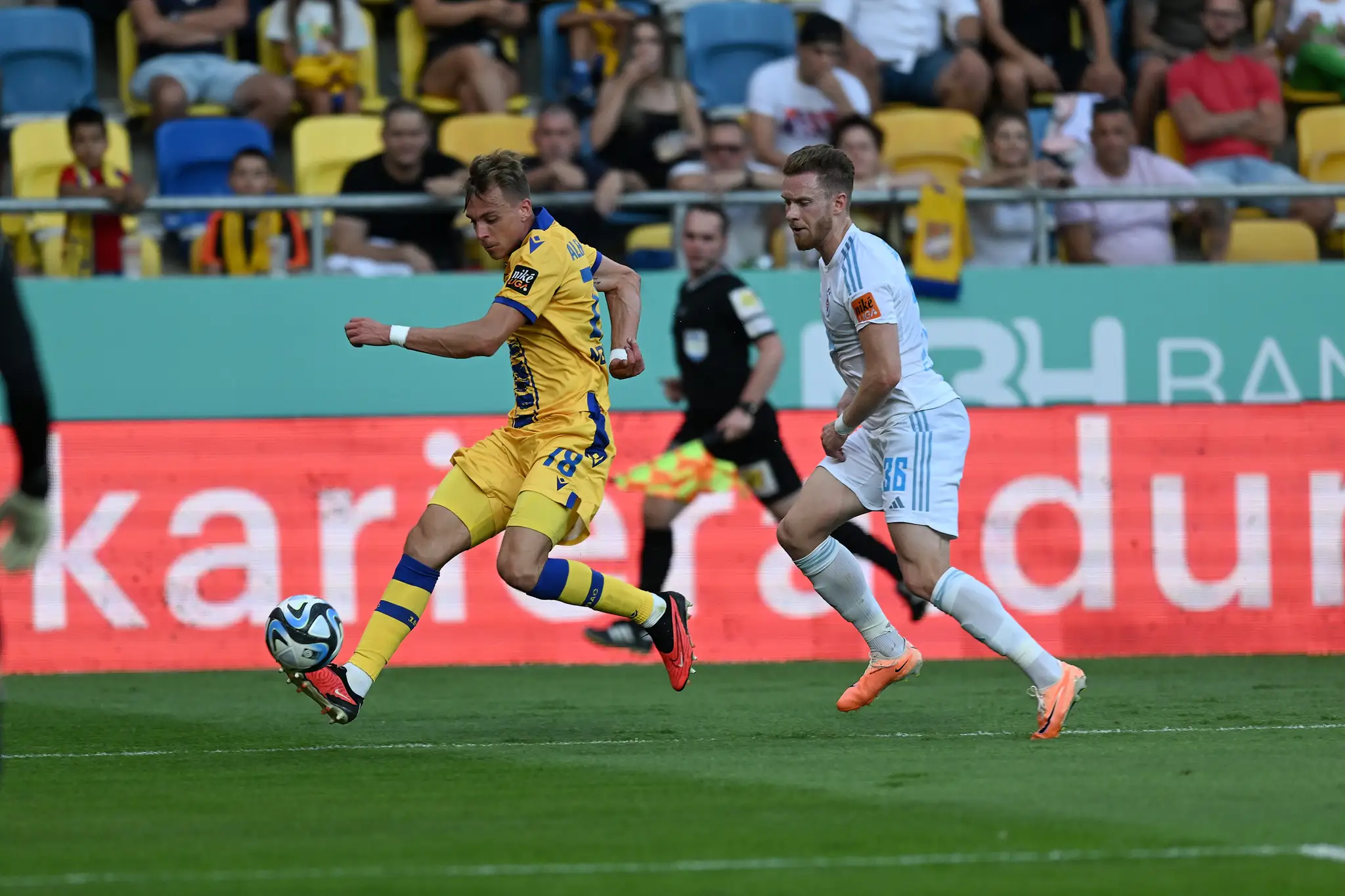 Sprava Matej Lucas Lovat (Slovan) a Carlos Aleandre Alex Reis Pinto (DAC) v zápase 7. kola Niké ligy.