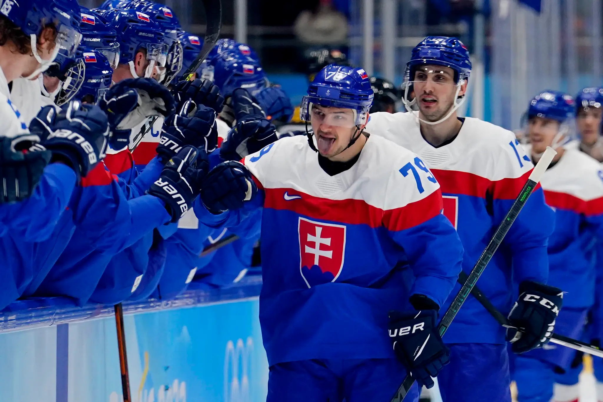 Libor Hudáček oslavuje so spoluhráčmi gól v kvalifikačnom zápase ZOH 2022 proti Nemecku.
