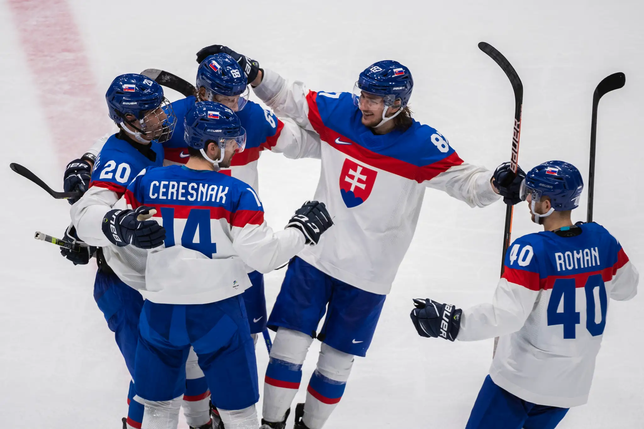 Slovenskí hokejisti sa tešia po strelení gólu v zápase´ZOH 2022 proti Fínsku.